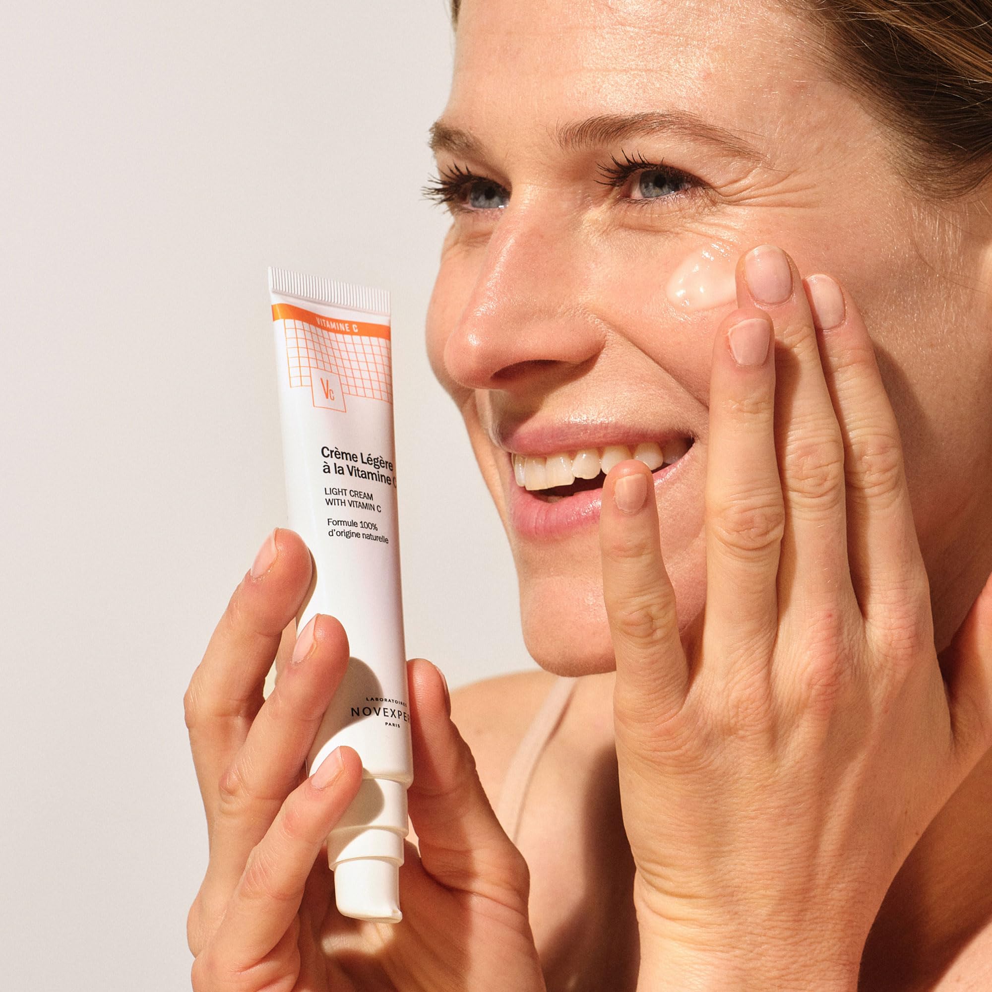 NOVEXPERT Crema ligera con vitamina C – Cuidado diario con antioxidantes, ácido hialurónico y complejo antienvejecimiento, 40 ml