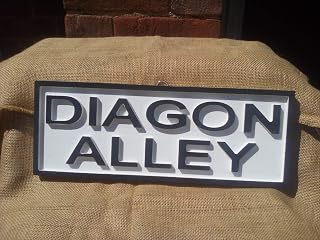 Rustic vintage style"DIAGON ALLEY" sign. Great gift for Harry Potter fans! Size 40 cm x 15 cm.