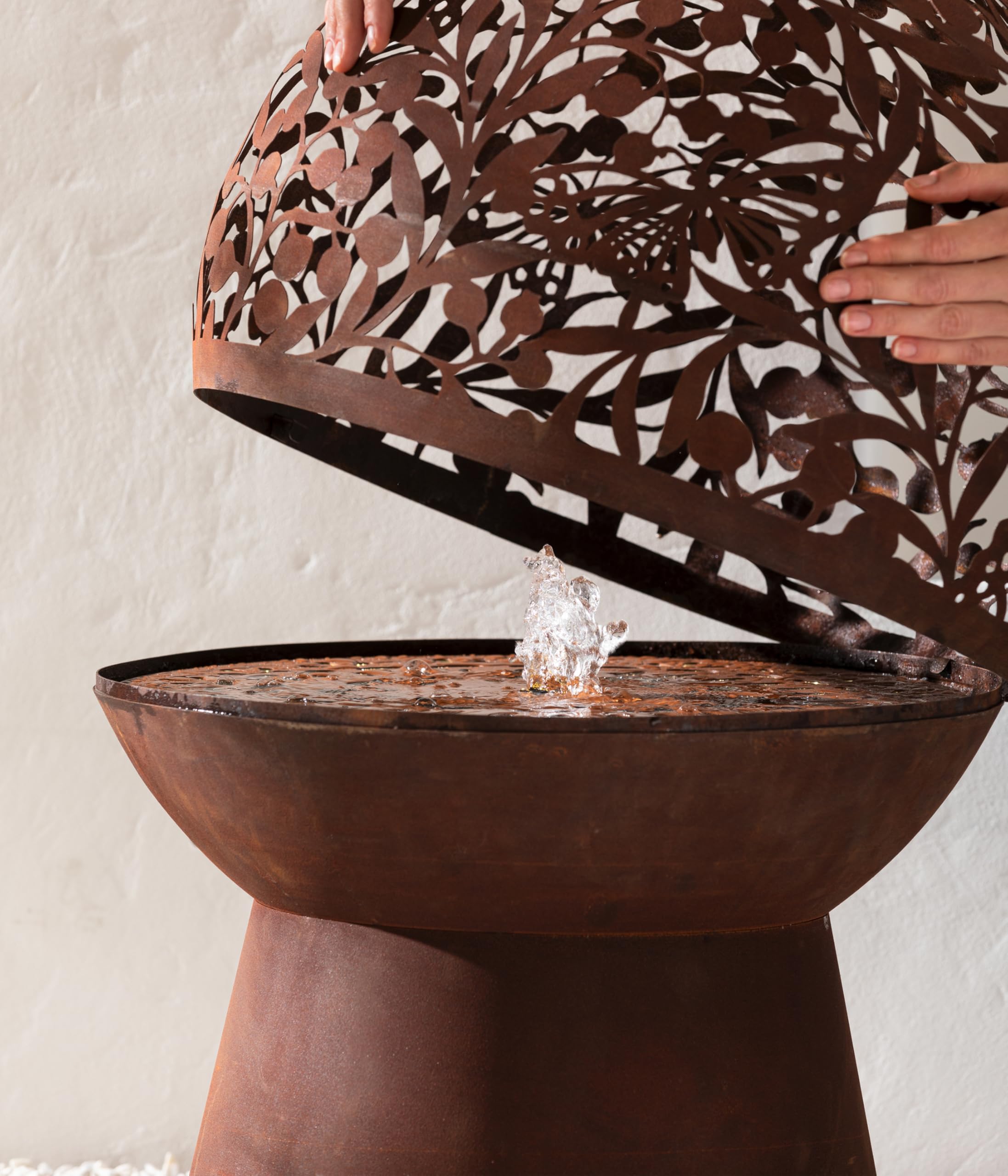 Dehner Gartenbrunnen Floral, frostbeständiger Brunnen für Außen, Komplett-Set mit warmweißer LED Beleuchtung/Pumpe/Trafo, Höhe 66 cm, Ø 50 cm, Cortenstahl, Kupfer-Farben