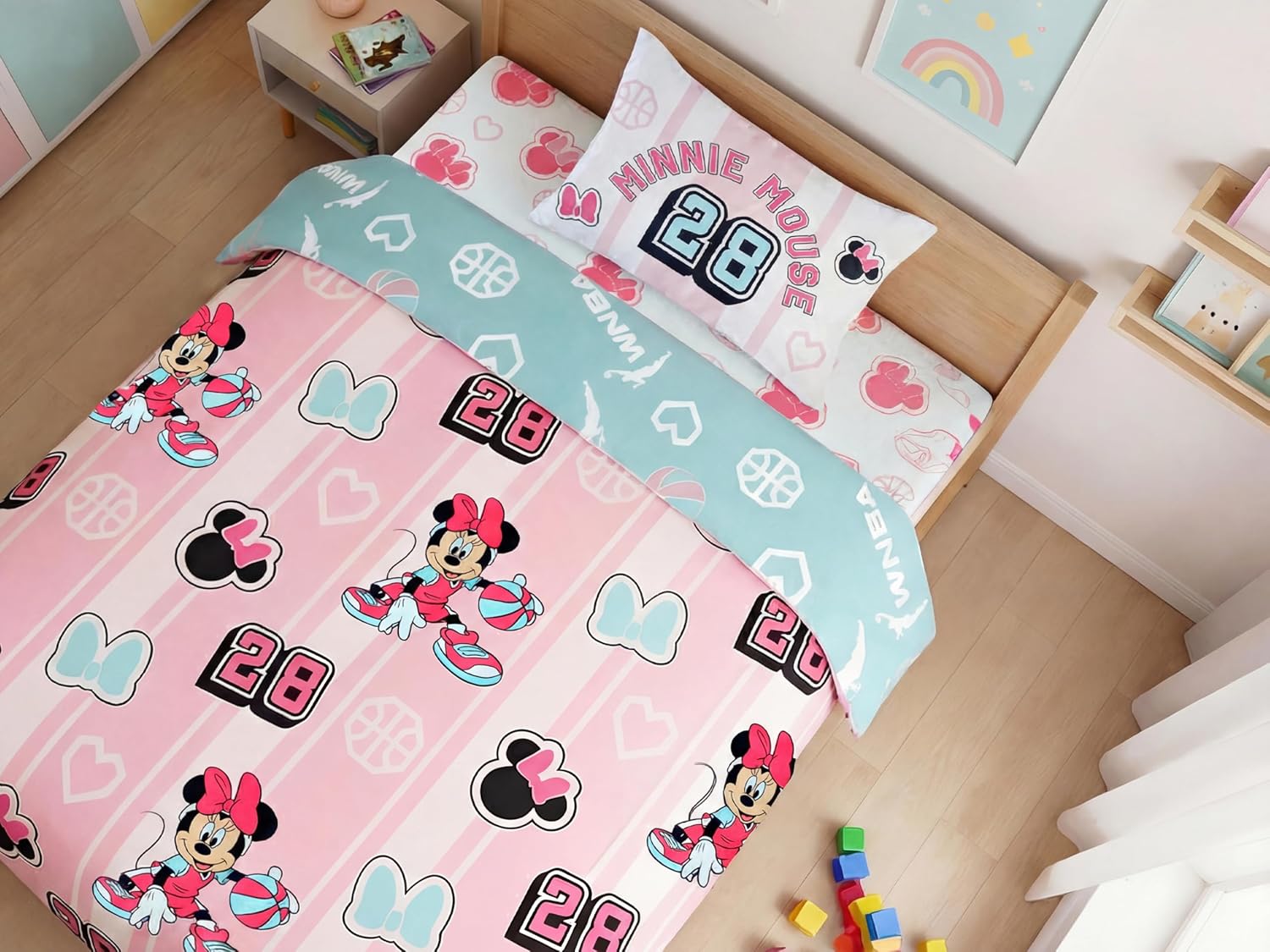 Northwest Disney Minnie Mouse Twin Comforter Set, Reversible Design Ultra Soft Fade Resistant Microfiber Kids Bedding Set, Officially Licensed