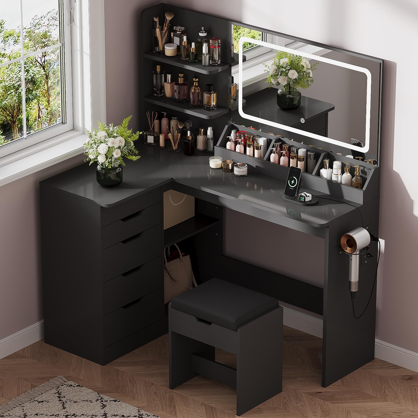 Tocador con espejo LED esquinero para organizar maquillaje y conectar secador en dormitorio