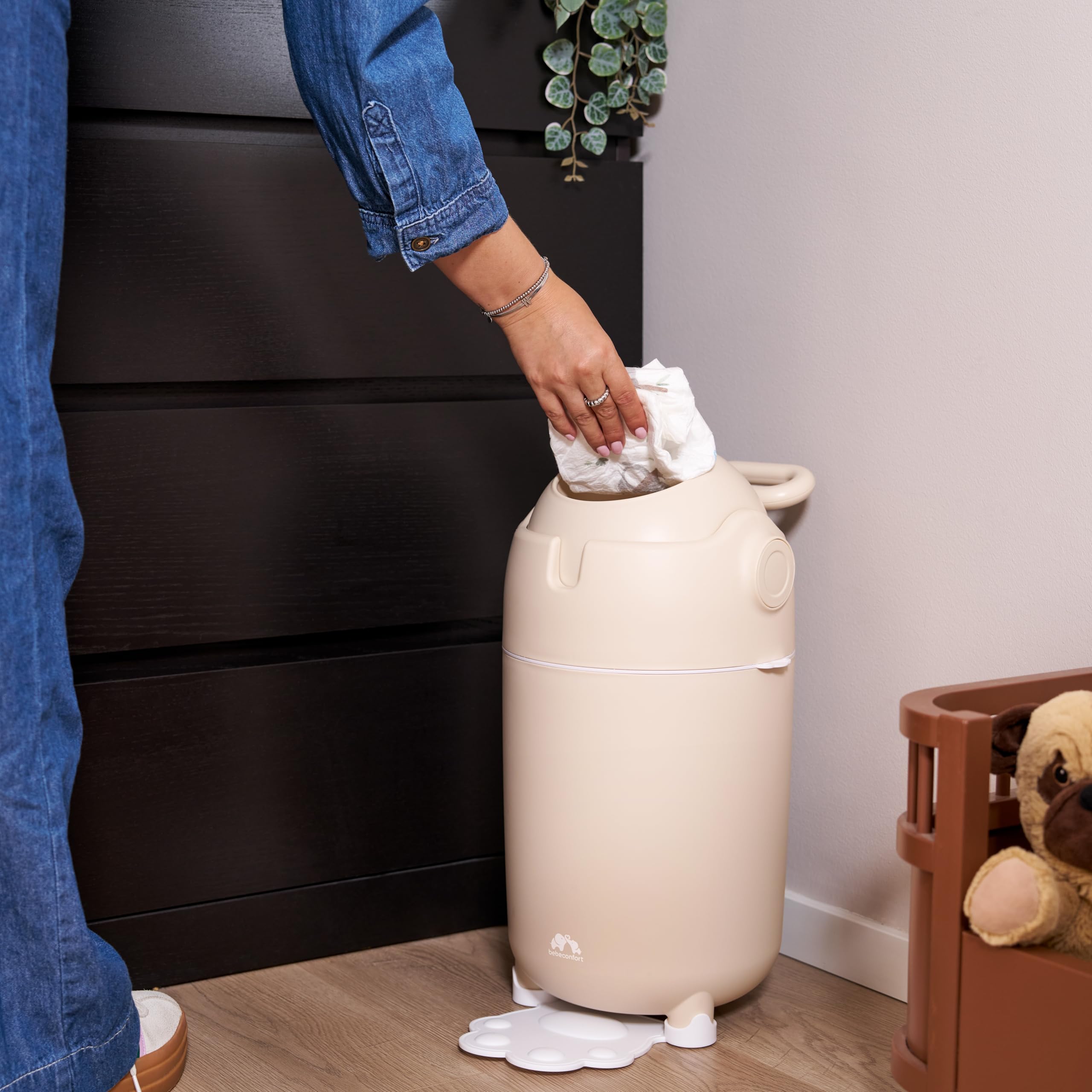 Bebeconfort Papelera Pañales Talla M, Tapa Antiolor, Compatible con Cualquier Bolsa Basura, Capacidad Máx. 20 Pañales, Uso con Una Sola Mano, Tamaño Conveniente para Almacenaje, Fácil Limpieza, Gris