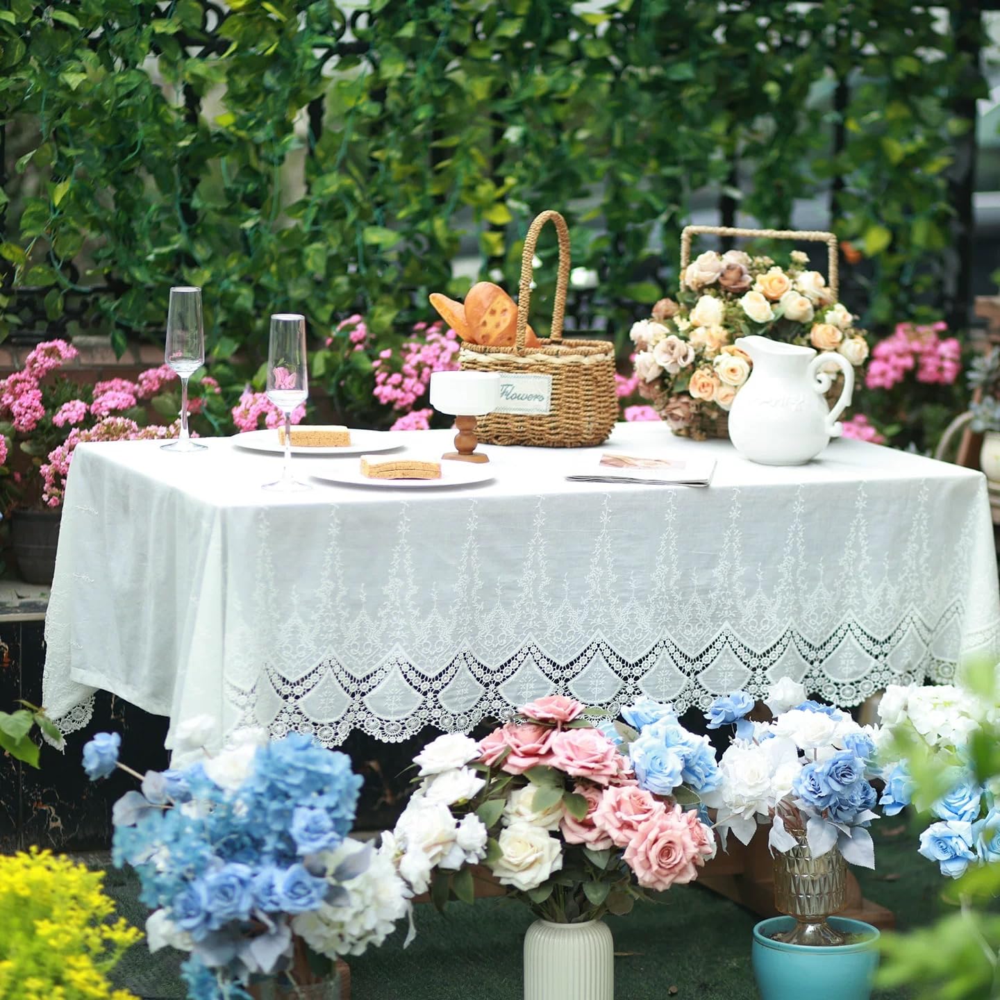 Devola Tischdecke Baumwolle Weiß Tischwäsche mit Spitzenoptik Rechteckige Tischdecken Tischtuch mit Blumen, Französische Rustikale Bestickte Tischdecke für Hochzeit Party Bankett Empfang 260x130cm
