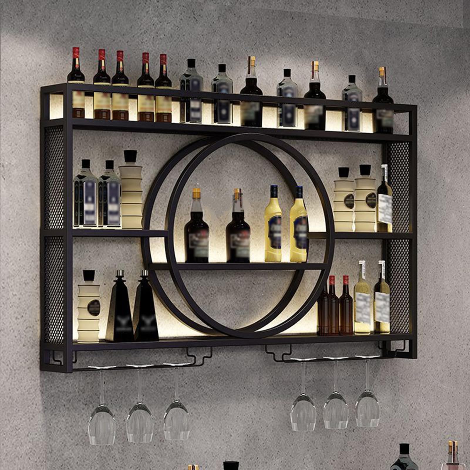 Casier à vin en métal suspendu pour créer un coin bar chaleureux dans le salon