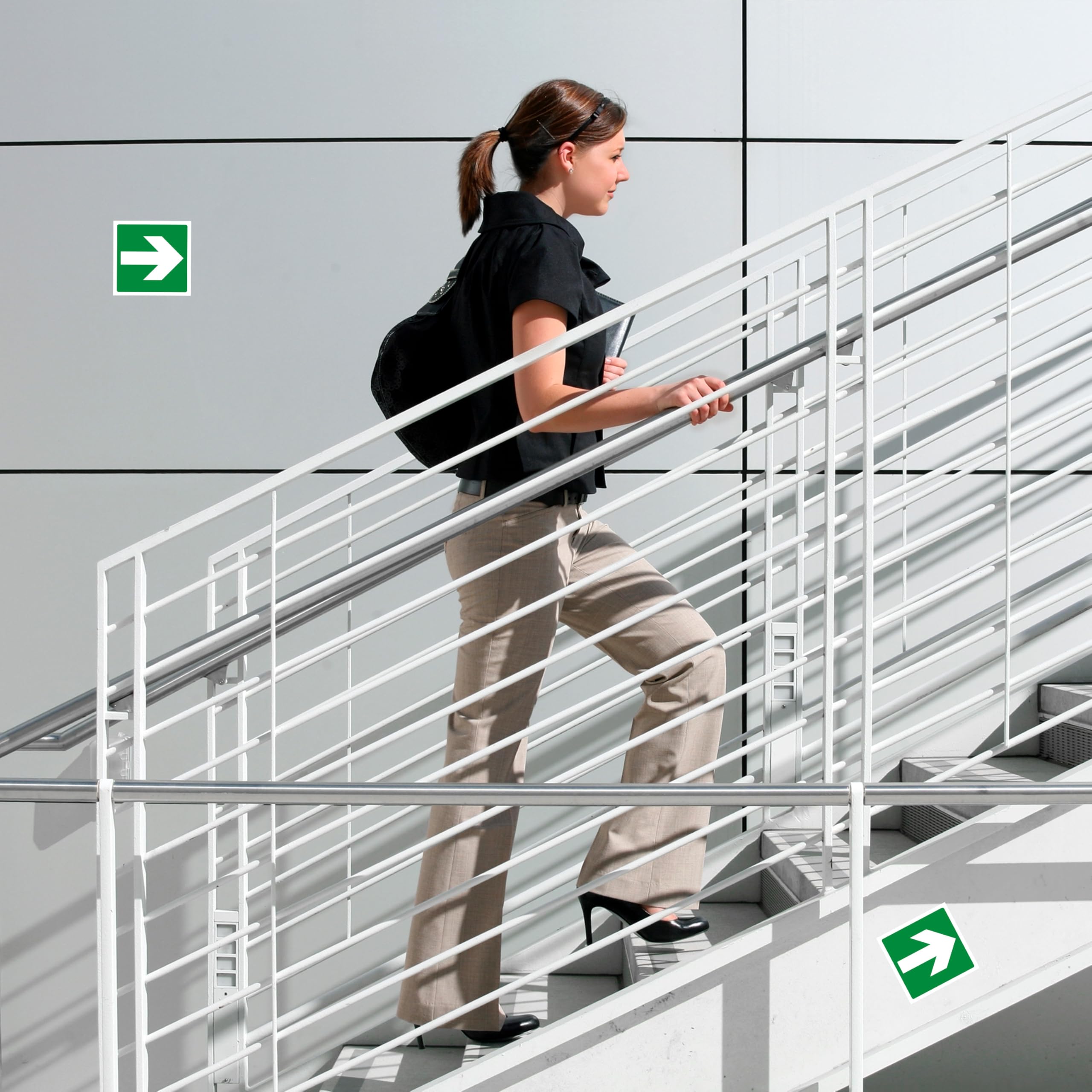 12 Adesivi Frecce Uscita Emergenza formato cm 12x12 | Segnaletica Uscita di Sicurezza | 12 pz