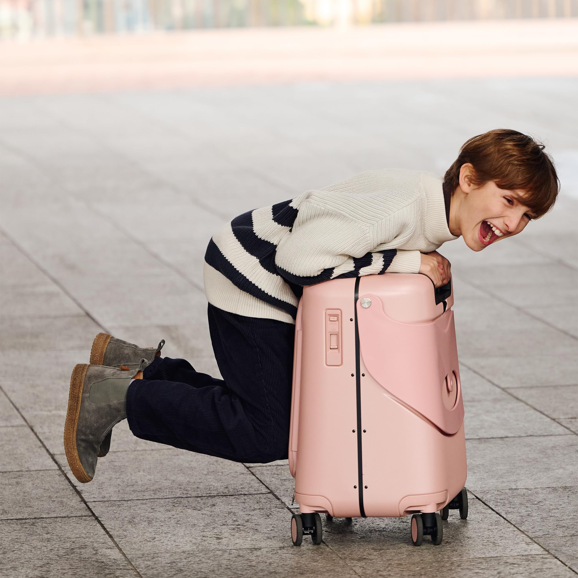 MiaMily Carry-On Plus Ride-On Koffer, Integrierter Sitz, Obenliegender Zugang, wasserdichte und Thermotasche, Radbremsen, TSA-Schloss, Dusty Pink