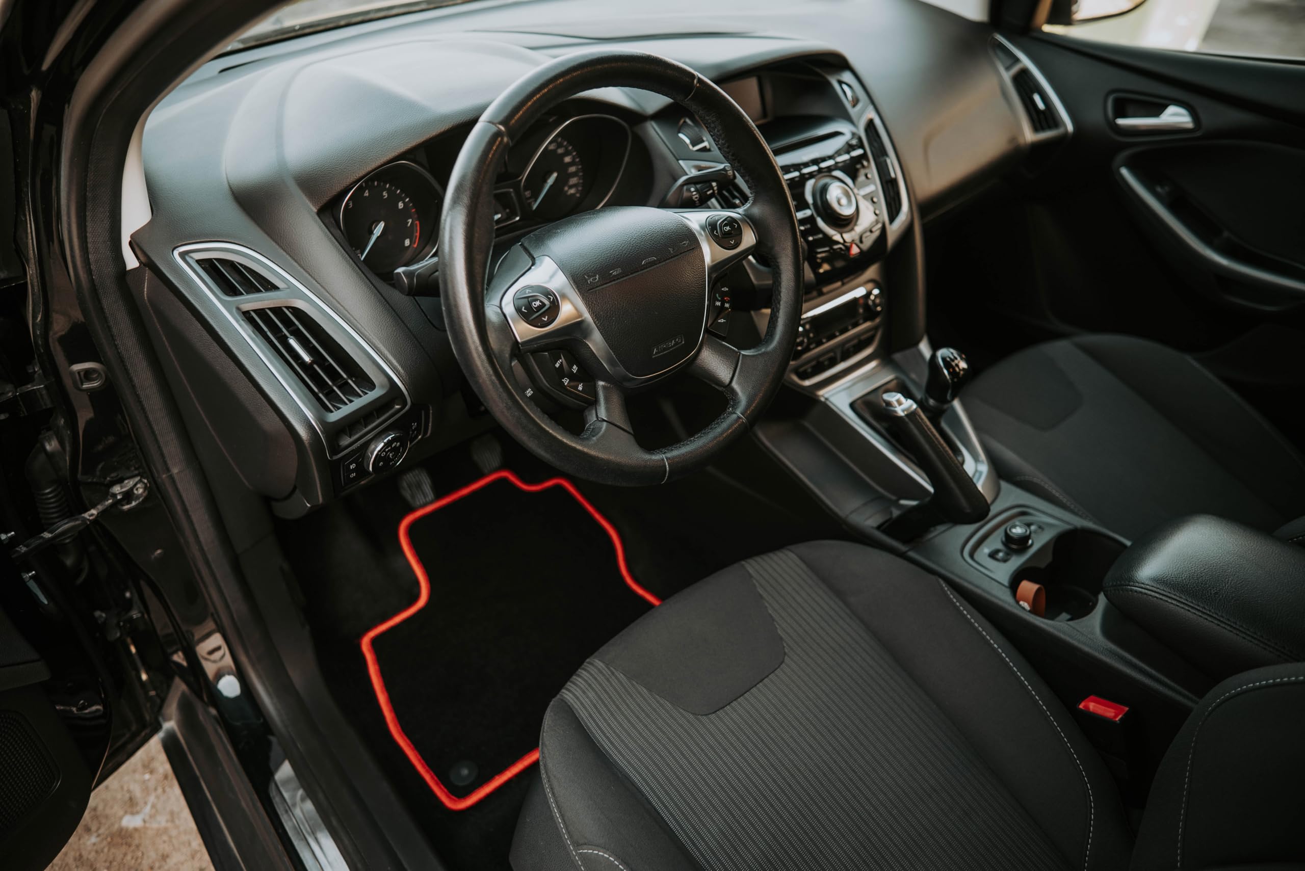 welurowe dywaniki samochodowe kompatybilne z Honda Civic VIII (UFO) hatchback 2006-2012 – Dobra Jakość - welurowe w kolorze czarno-czerwonym 4-częściowy komplet