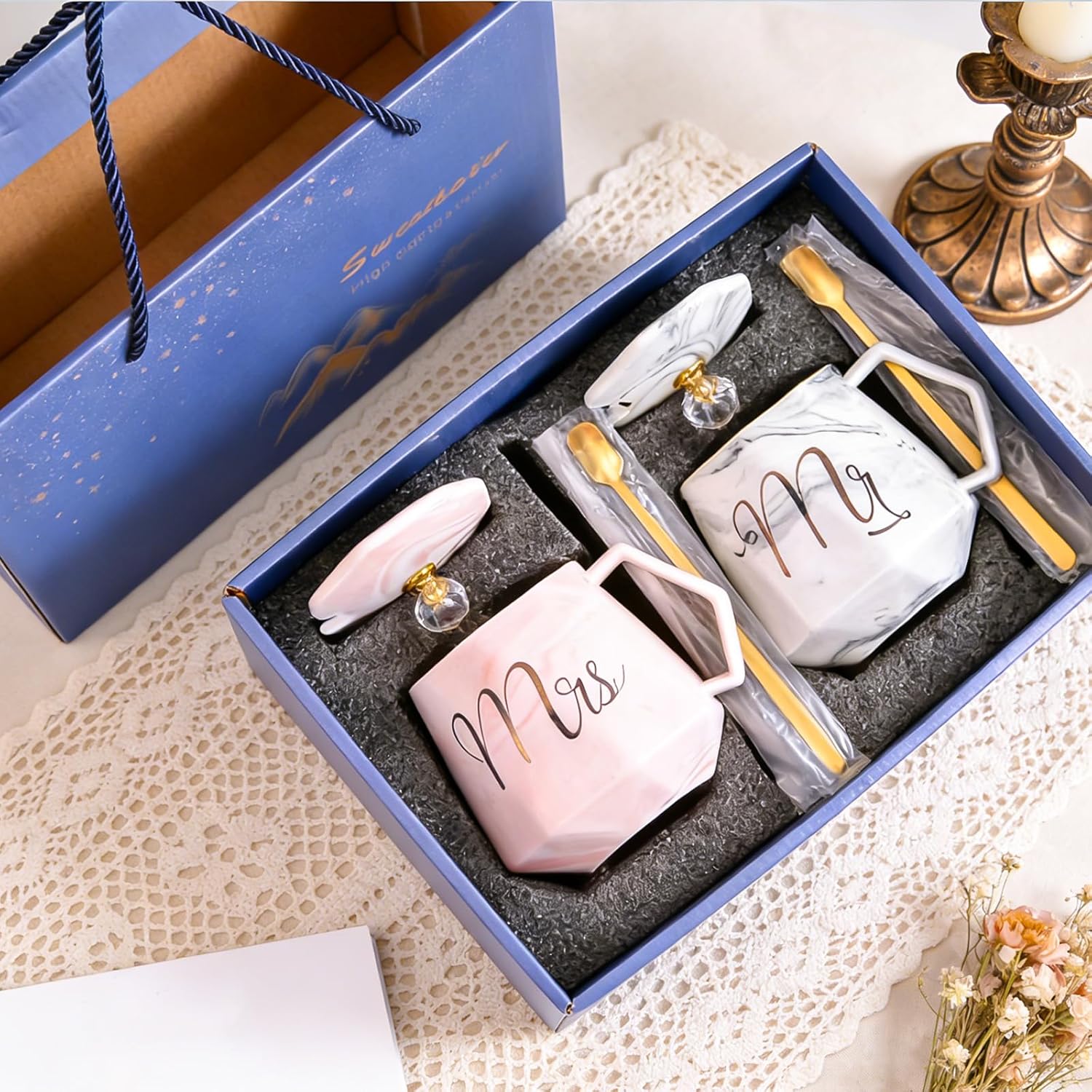 Set of 2 Mr & Mrs Mugs, Wedding Gifts for Bride and Groom with Lid and Spoon, 400 ml Wedding Anniversary Gifts for Valentine's Day, Engagement, Newlyweds, Anniversary, Bride and Groom Friend