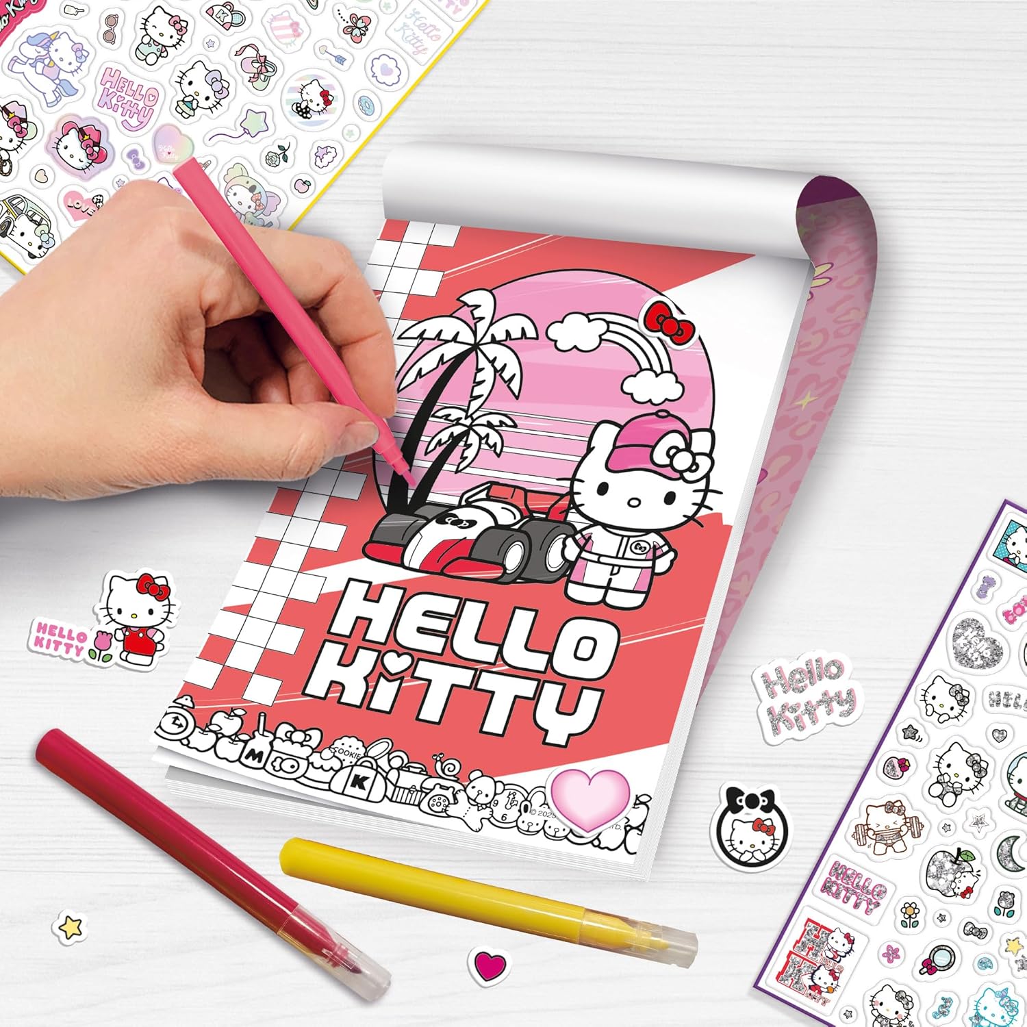 Lisciani - HELLO KITTY AND FRIENDS – Sticker And Coloring Book For Kids Ages 5+ – Creative Set With 20 Pages, 200 Puffy, Holographic And Glitter Stickers – Coloring Kit With 4 Felt Pens