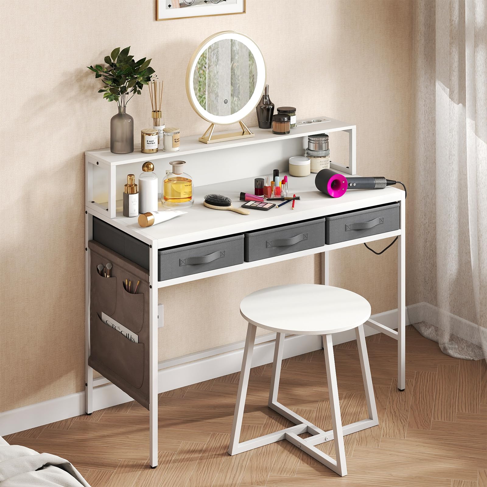 COSTWAY Scrivania per Computer con Supporto Monitor, Set Scrivania Salvaspazio con Sgabello, 3 Cassetti, Tasche Laterali, Stazione di Ricarica, Set Toeletta Trucco per Soggiorno Studio (Bianco)