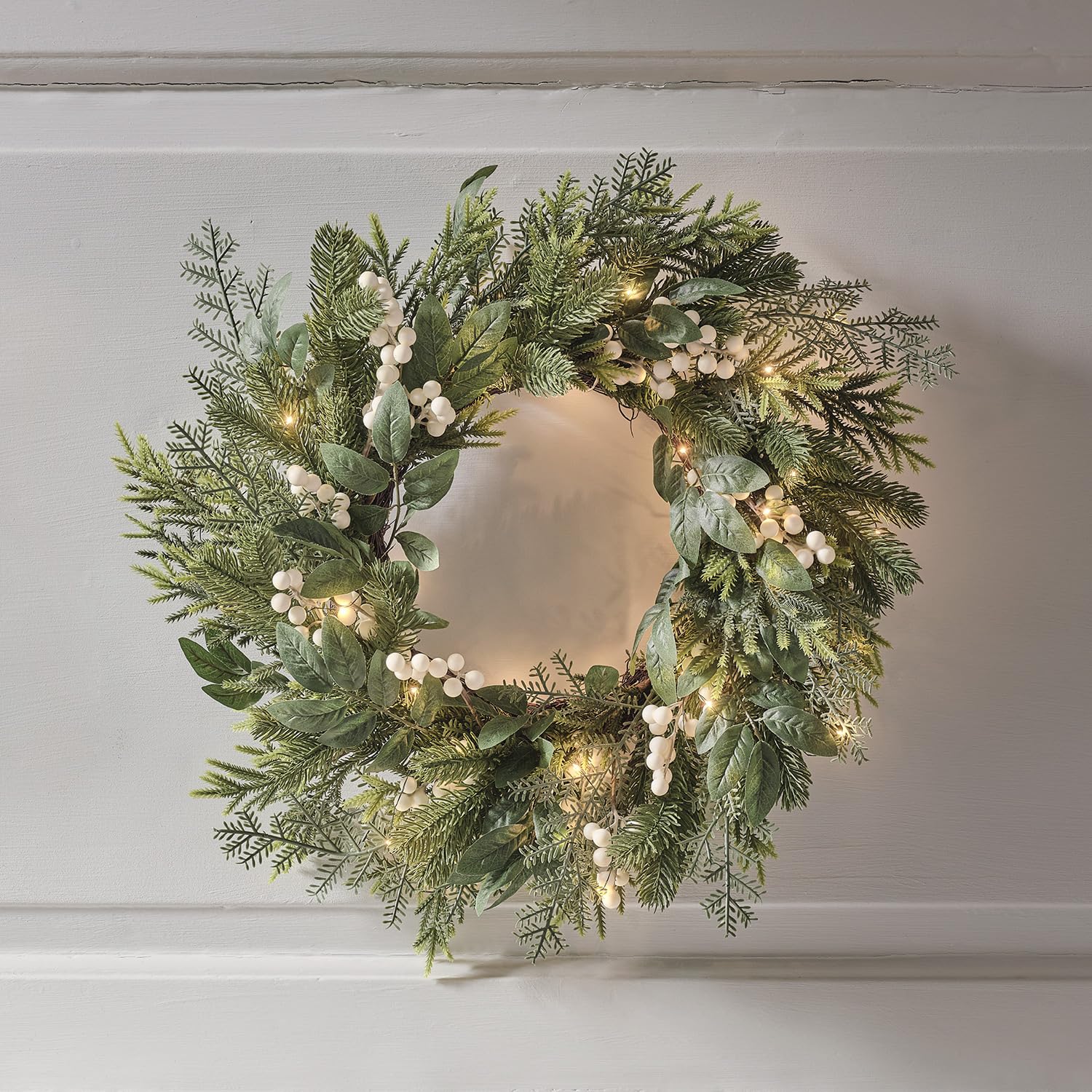 Lights4fun Beleuchteter Türkranz mit künstlichem Tannengrün & weißen Beeren | mit 50 warmweißen LEDs | batteriebetrieben & mit Timer | Weihnachten Winter | ø 50 cm | grün/weiß
