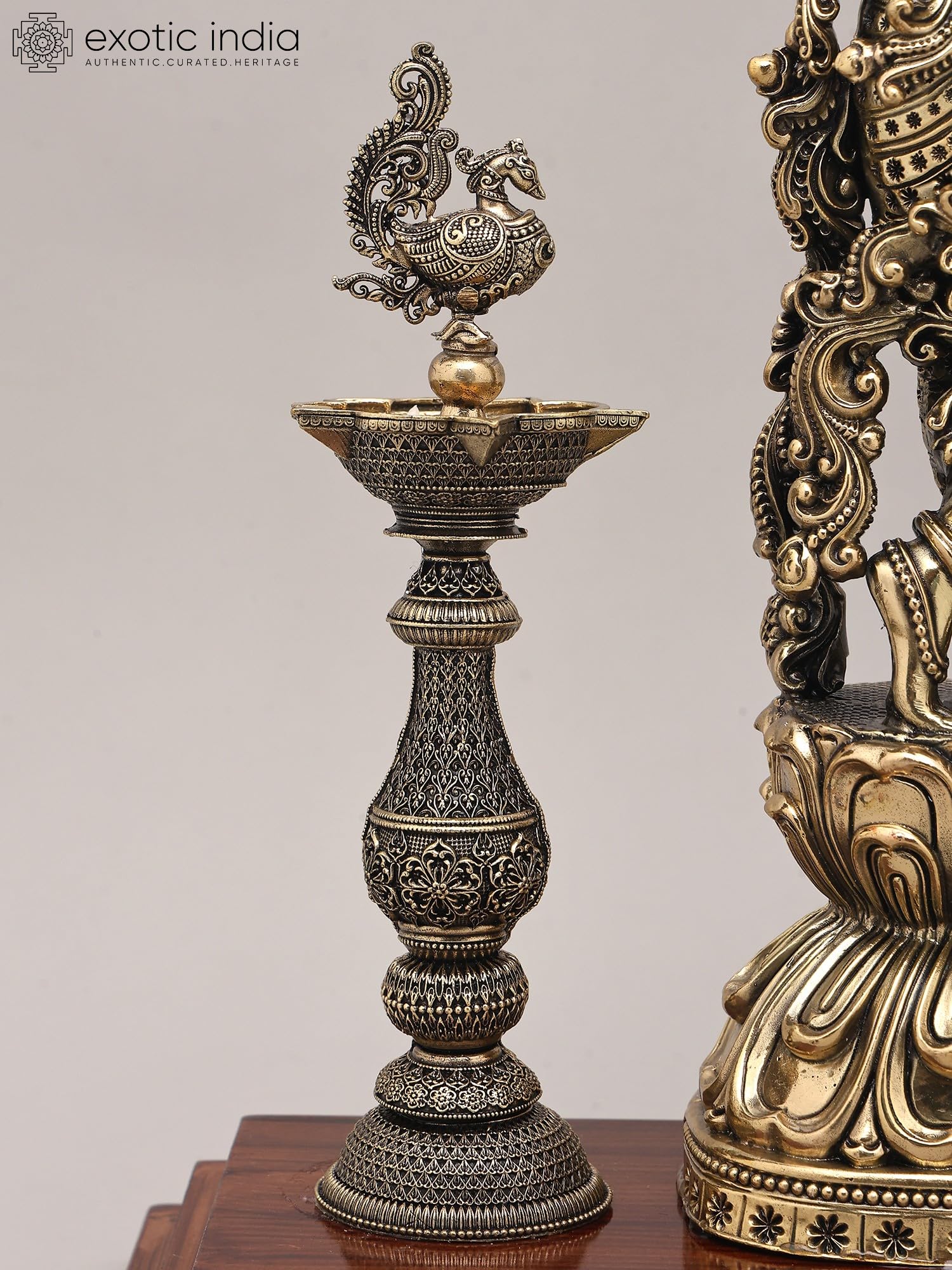 Exotic India 38 cm Superfine lord Kryszna grający na flecie mosiężny posąg na drewnianej podstawie z pawim głębokim olejem lampa idol do dekoracji świątyni domu