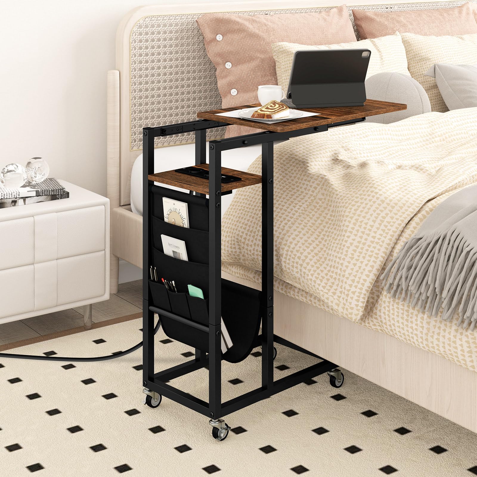 COSTWAY Stolik pomocniczy w kształcie litery C, ze stacją ładującą, kawowy z wysuwanym blatem i kieszenią boczną, na kółkach, przemysłowy stolik kawowy do salonu, sypialni