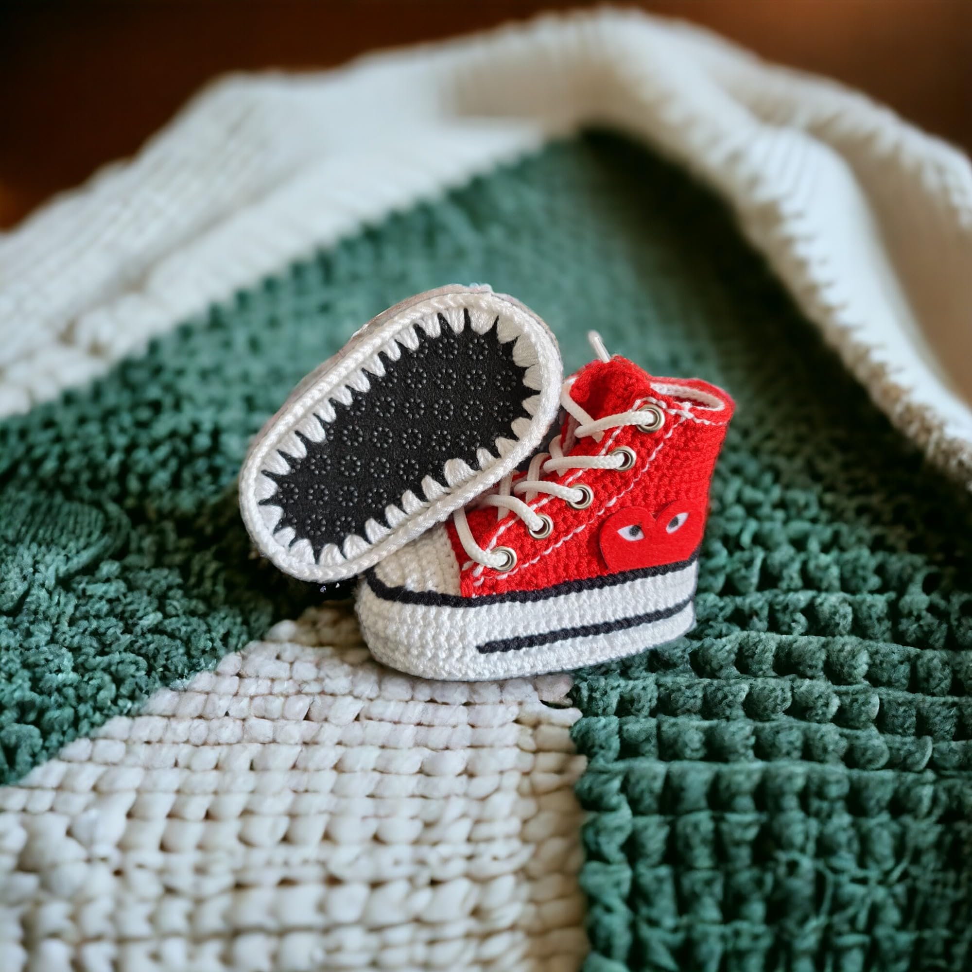 Handgefertigte Personalisierbare Baby Sneaker Booties - Gehäkelte Erstlingsausstattung & Krankenhaus Nachhausegeh-Outfit - Weiche Gestrickte Willkommensgeschenke zur Geburt & Babyparty - Rot