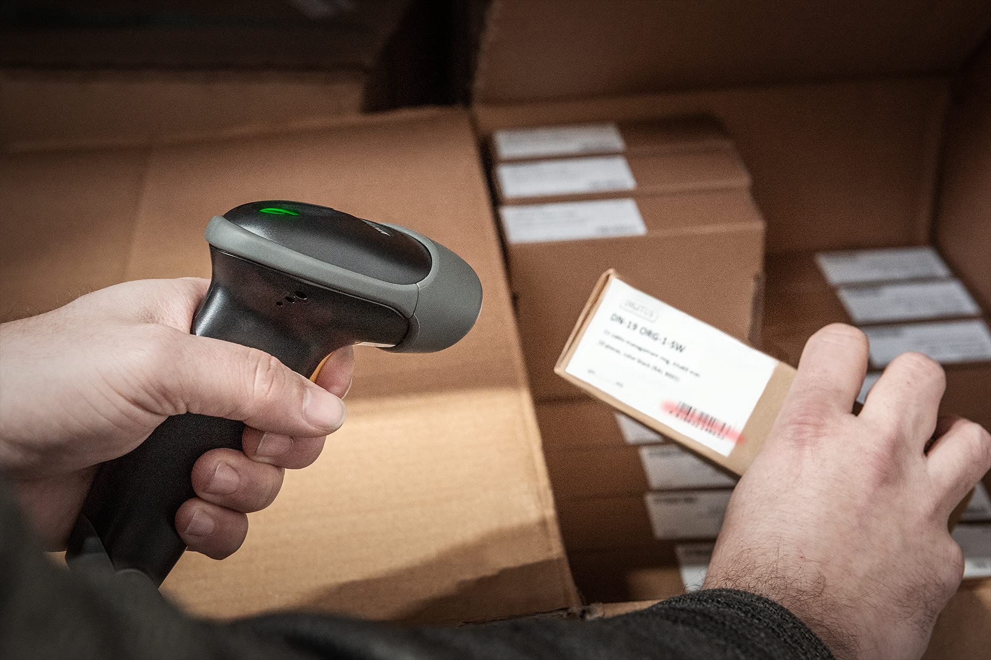 DIGITUS Scanner di codici a barre 2D con Bluetooth - IP54 - Batteria da 2000 mAh - Portata: 12 m - Tempo di funzionamento: 18h - Larghezza di scansione: 10 cm - Per codici a barre e QR - Nero/Grigio