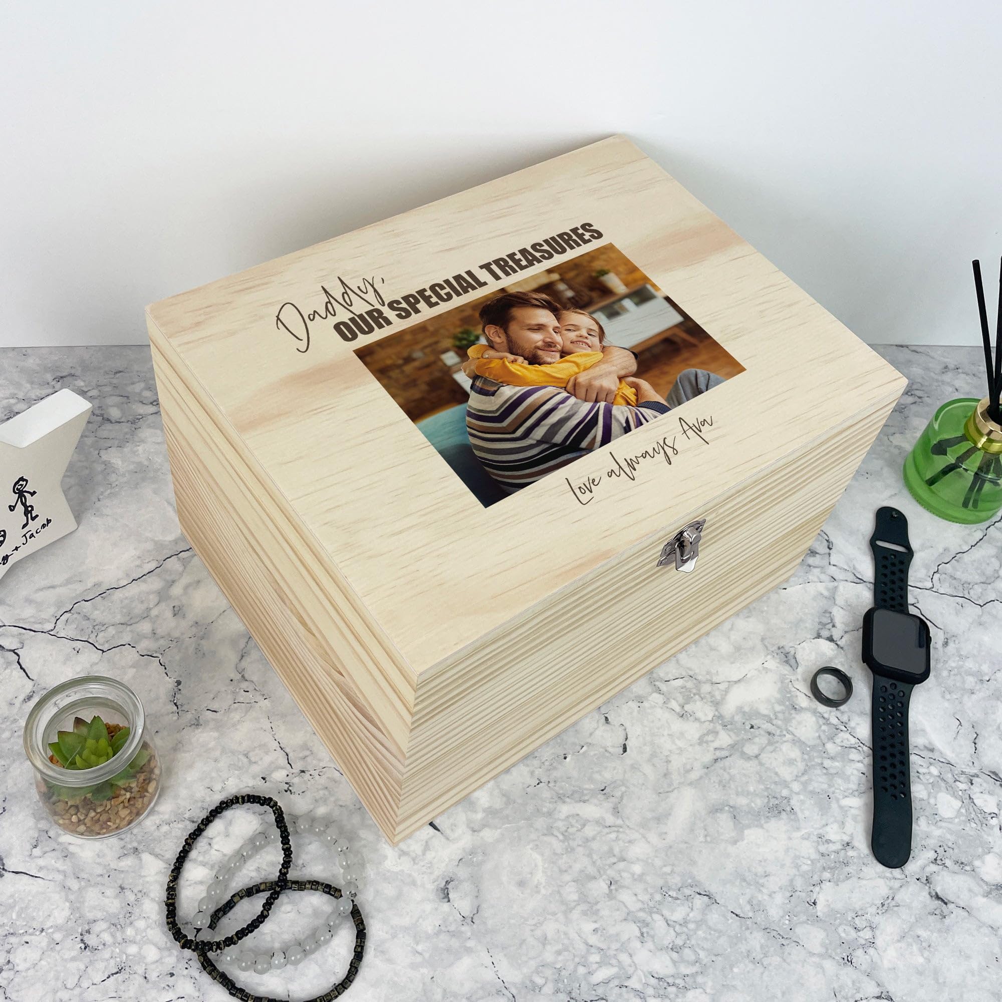 Caja de recuerdos personalizable con diseño de pino de nuestros tesoros especiales, regalo del día del padre, caja de recuerdos de madera personalizada, carga tu propia foto, bisagras y cierre de