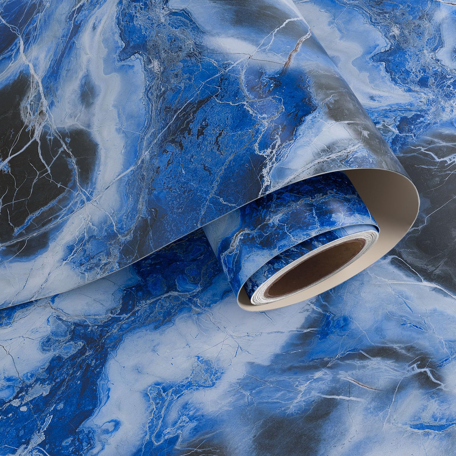 Papier peint autocollant marbré pour rénover comptoirs de cuisine