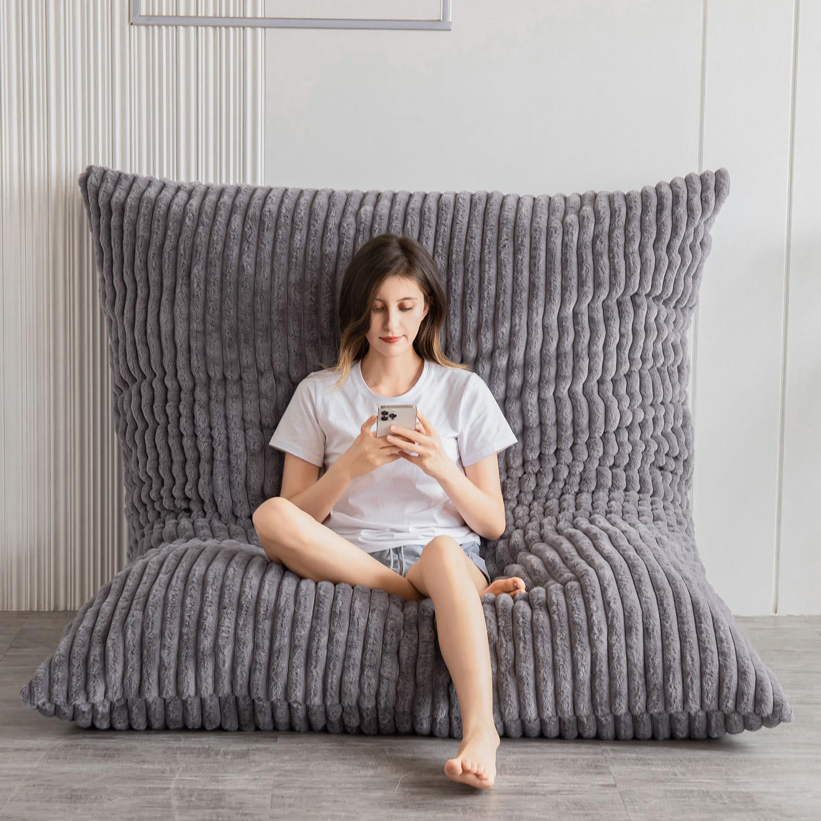 MAXYOYO Riesiges Sitzsack-Bett, quadratischer Sitzsack-Stuhl, großes Sofa mit Kunstfellbezug und Flauschiger Füllung für Erwachsene, Paare, Gäste (3D Streifen-Grau, 135x190 cm)