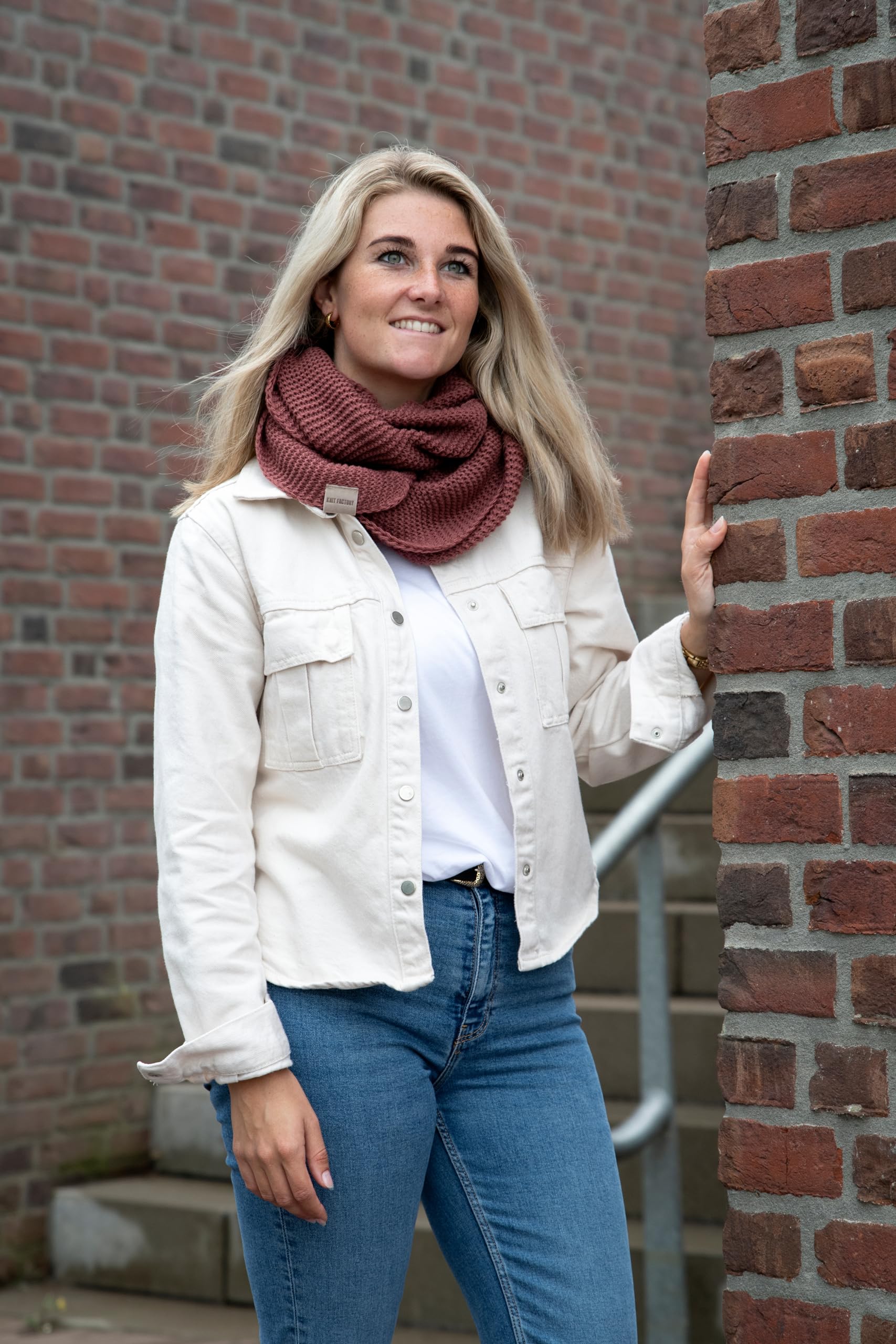 KNIT FACTORY - Jamie Loop Schal - Gestrickter Schlauchschal - Herbst & Winter Essentials - Zeitloses Mode-Accessoire - Für Damen und Herren - Strickschal mit Wolle