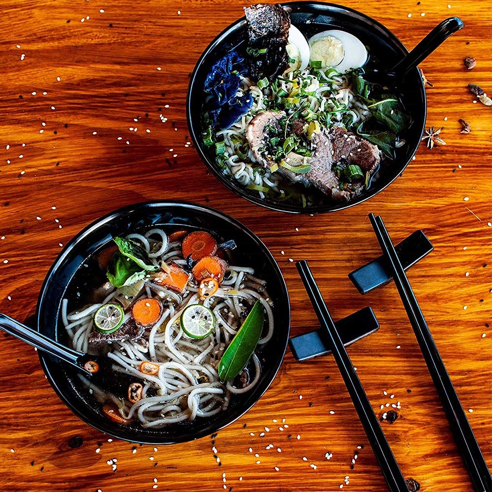 Juego de 2 tazones para Ramen, Estilo asiático japonés, con cucharas y Palillos, de melamina de Calidad de Restaurante, Ideal para pho, Fideos, Udon y Cualquier Otra Comida tailandesa. Ideales para s