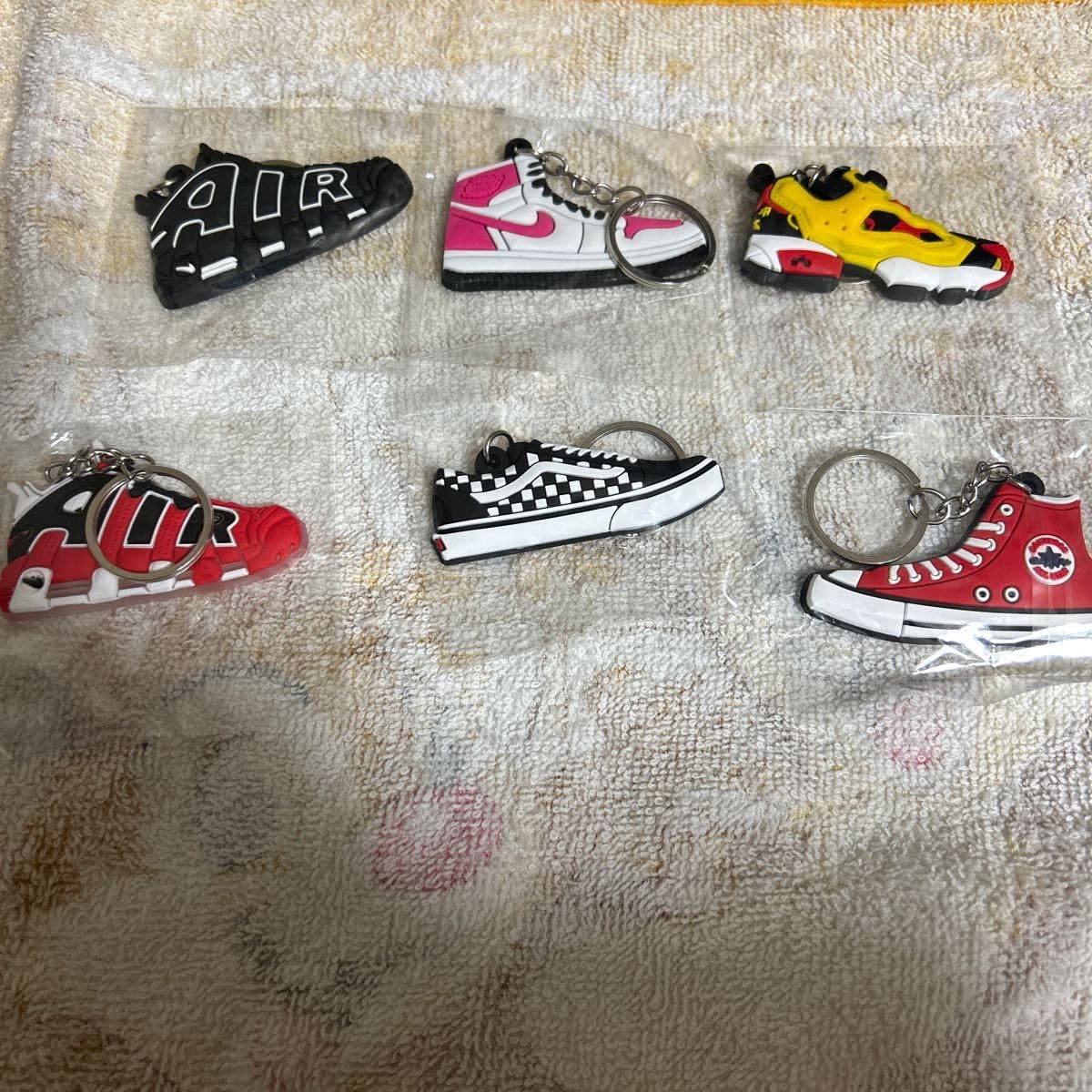 Amazon.co.jp: スニーカー ラバーキーホルダー : ファッション