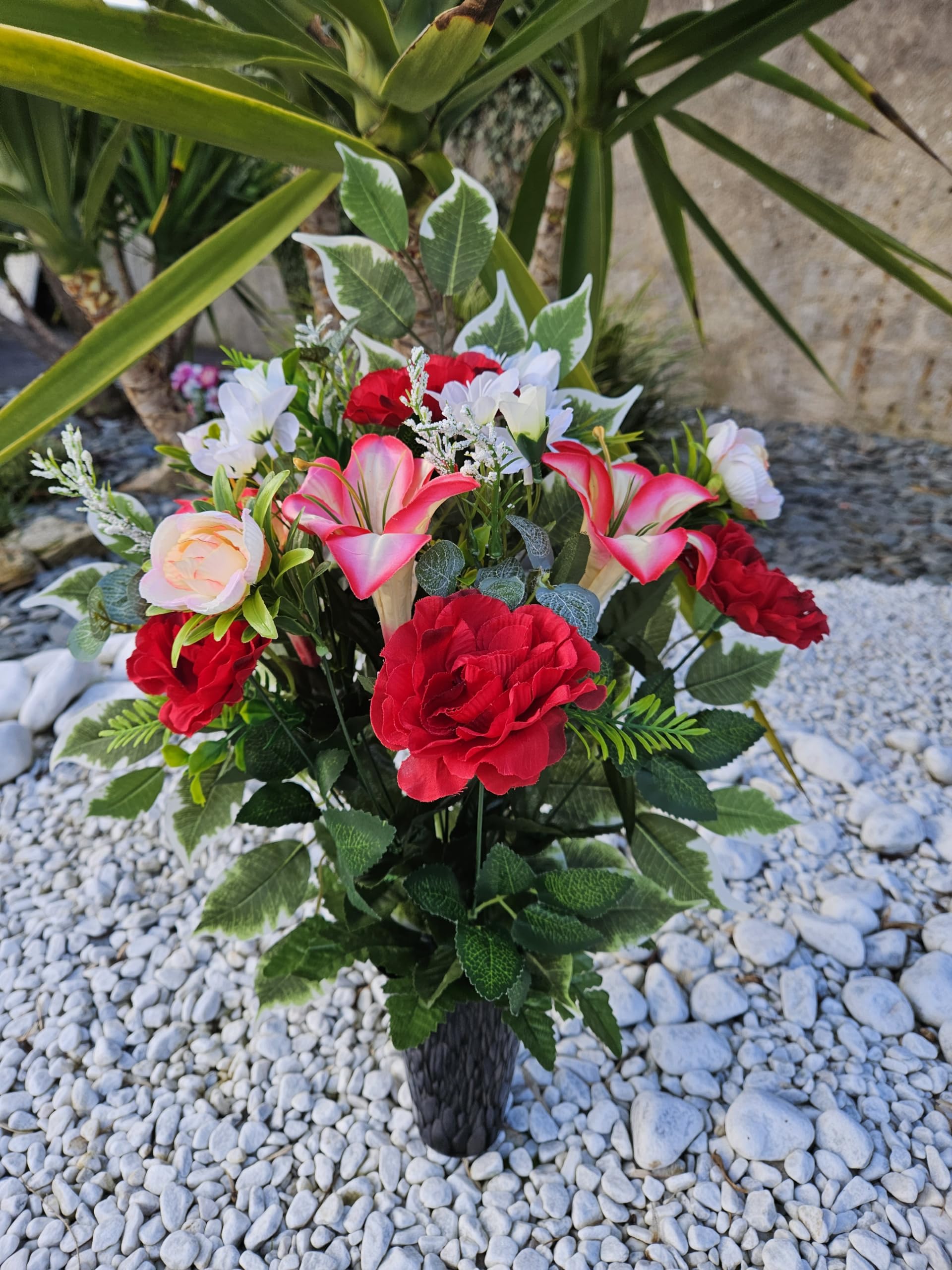 Composition de Fleurs Artificielles en Cône Lesté Ciment pour Une Parfaite Tenue à L' extérieur. Réalisé par Nos Soins Fleurs de Qualité.