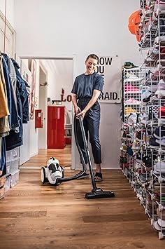 Kärcher Aspiradora de Trineo VC 3, compacta, depósito 0,9 l, Rango de acción 7,5 m, Filtro HEPA 12, Manguera telescópica, 2 boquillas, Cepillo móvil, Filtro, Manguera de aspiración 1,5 m, Blanco2