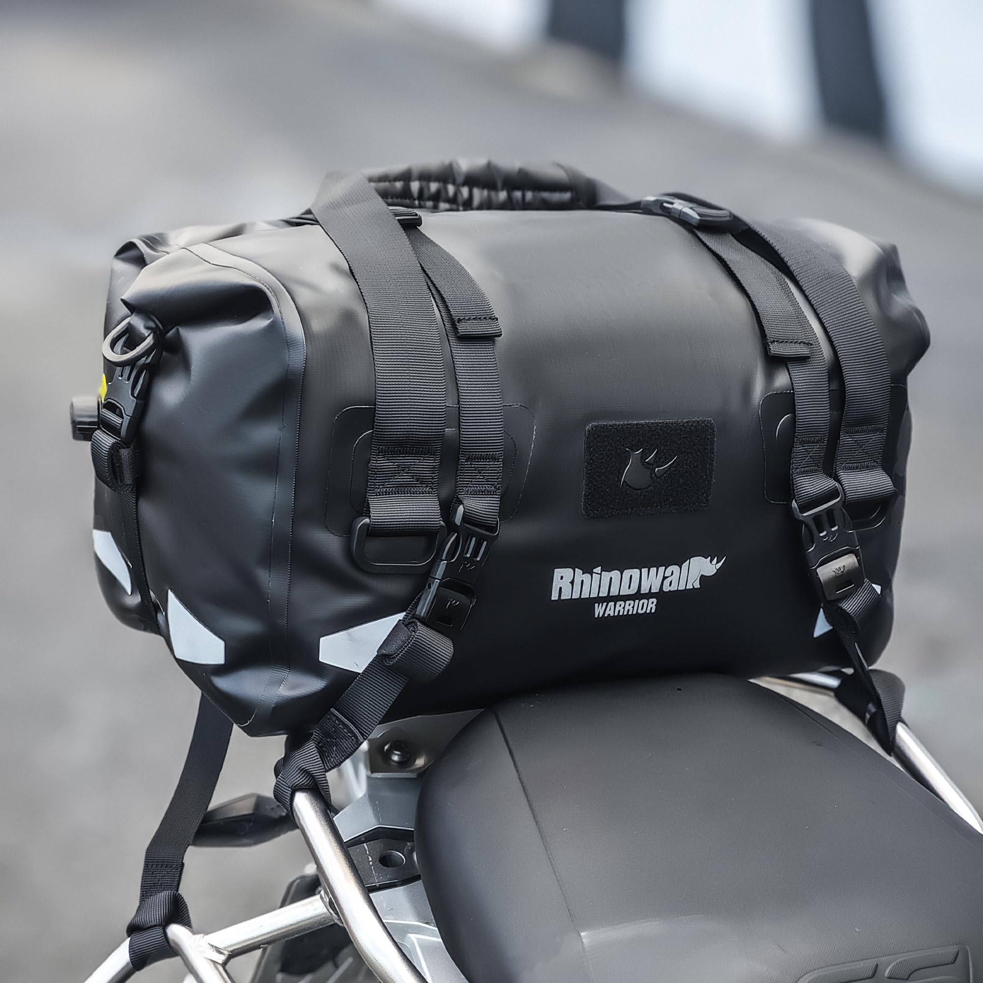 Rhinowalk Alforja trasera de motocicleta de 20 l, 100% impermeable, con cierre magnético enrollable