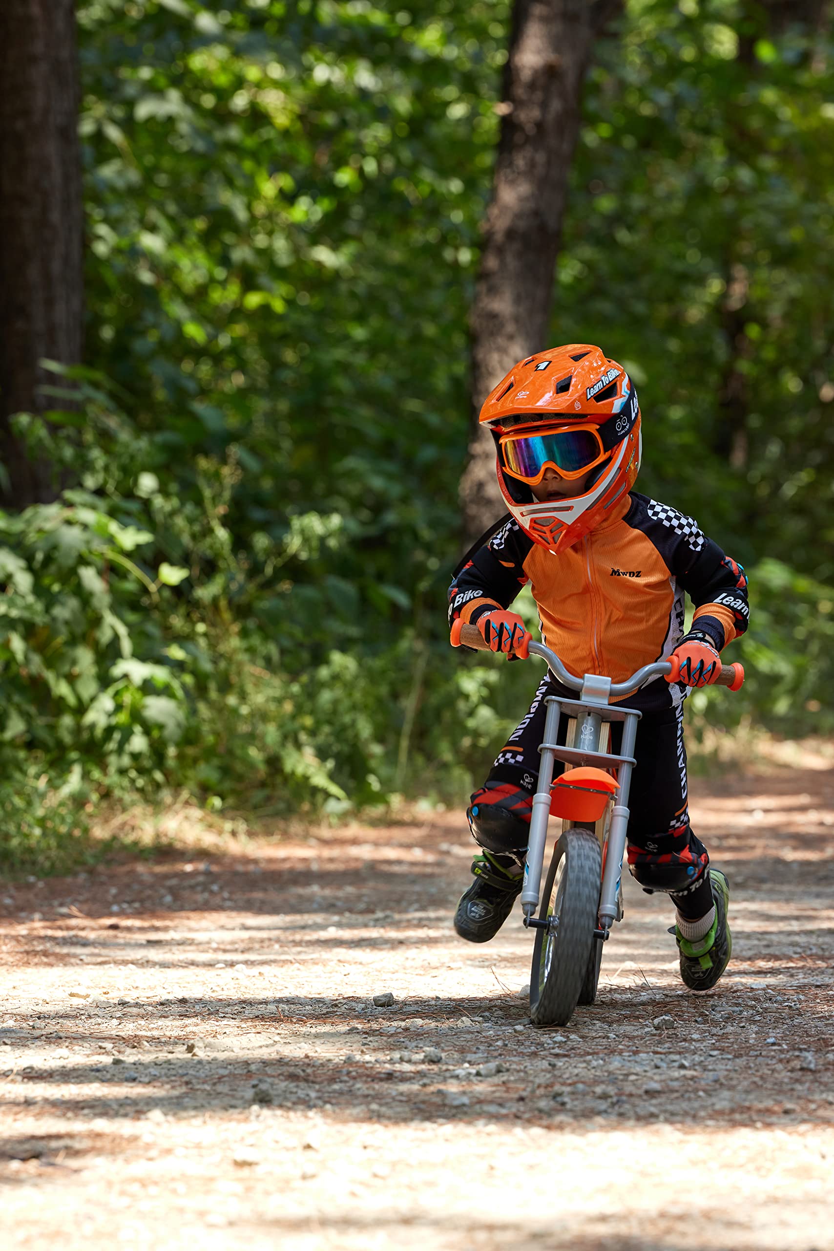 Hape - Casco Bici stile motocross regolabile per bambini dai 3 ai 6 anni | Esterno ABS, interno EPS conforme standard sicurezza EU
