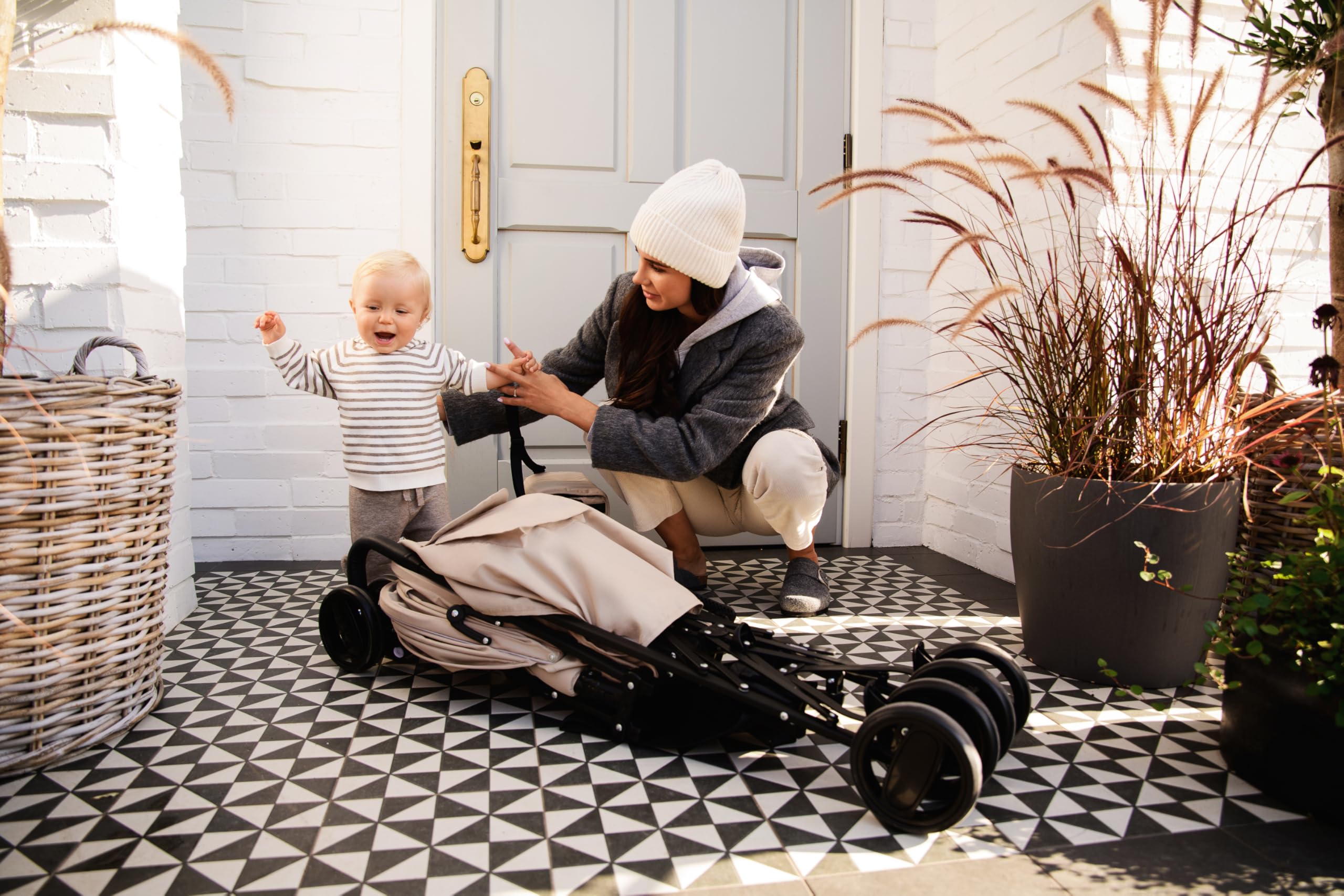 MoMi AKIRA Passeggino per bambini da 6 mesi (fino a 15 kg), cintura di sicurezza regolabile a 5 punti, borsa, cestino porta spesa, parapioggia e zanzariera.