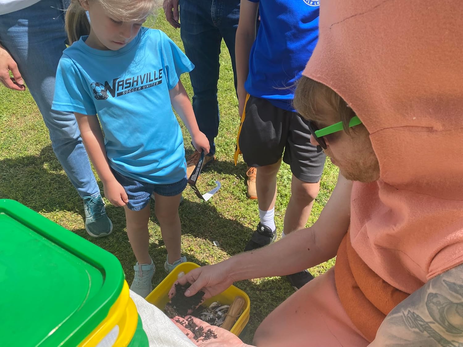 Worm Bucket Indoor Composting Starter Kit – Compact Worm Farm for Classrooms, Homeschool, and Apartments – STEM Project - Make Organic Worm Castings & Worm Tea