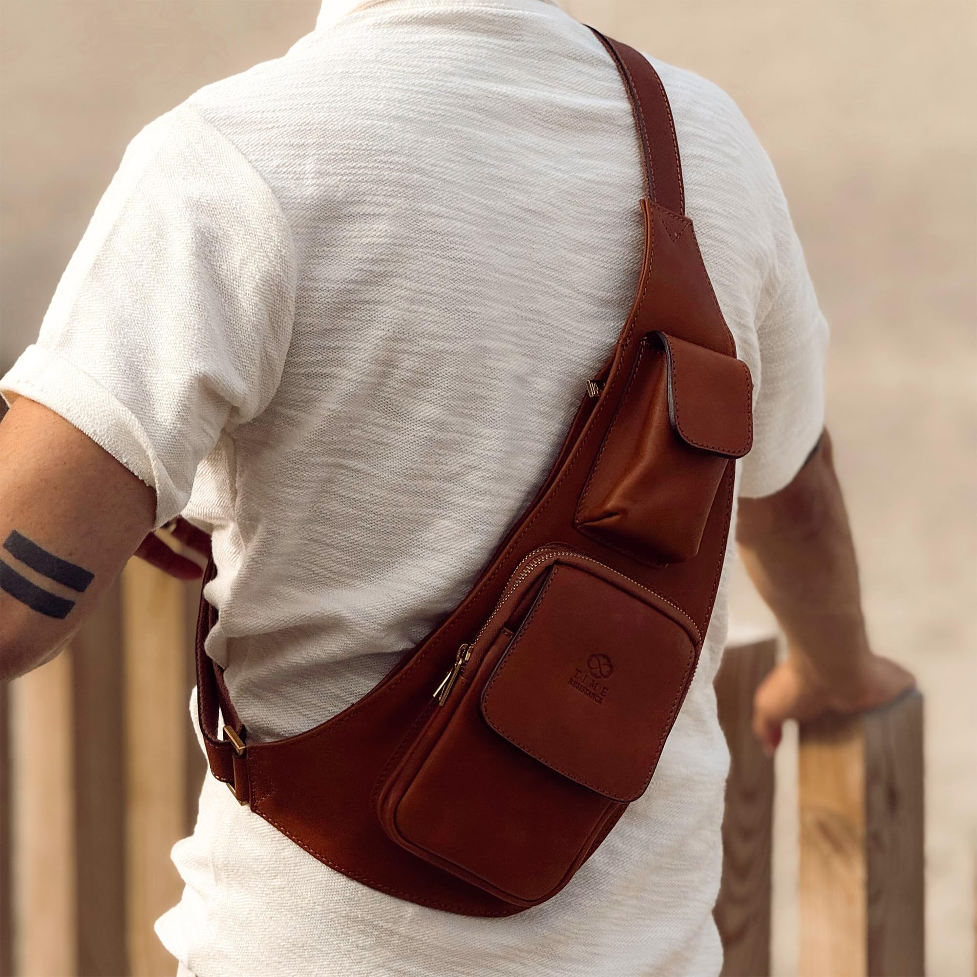 Time Resistance Zaino Monospalla Uomo in Vera Pelle – Comodo Marsupio Monospalla Uomo Realizzato in Italia da Esperti Artigiani – Zainetto Uomo Piccolo con Tracolla Regolabile
