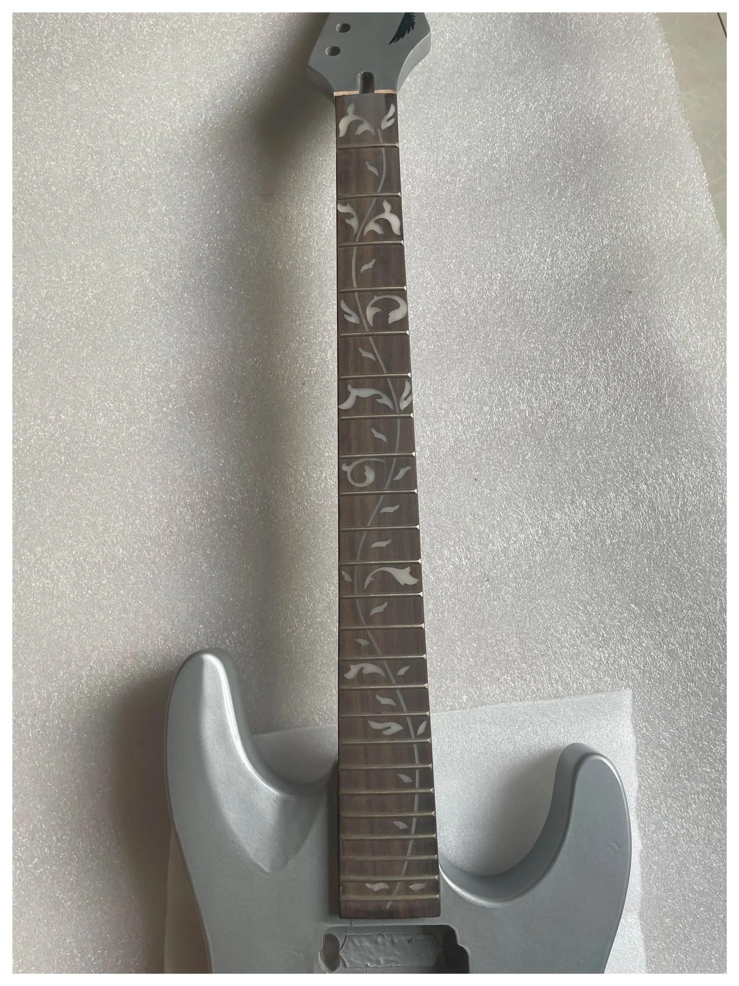 Stock Slat Difettoso Corpo e manico della chitarra elettrica Barile di tiglio Manico in palissandro Solo un corpo e manico della chitarra