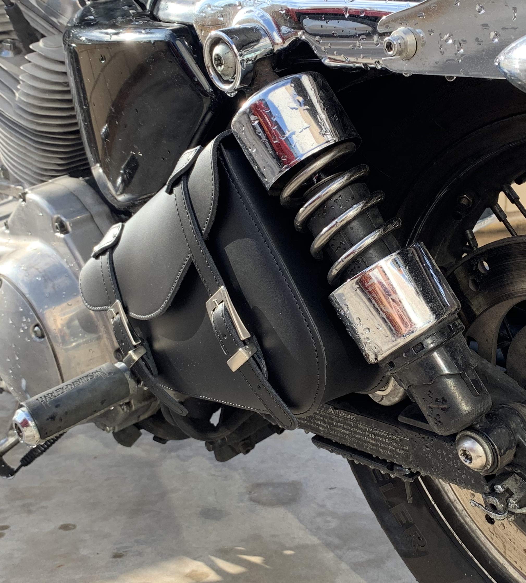 IGUANA CUSTOM - Borsa a forcellone in pelle - Specificamente per il lato sinistro della Harley Davidson Sportster - Realizzata a mano in Spagna in vera pelle