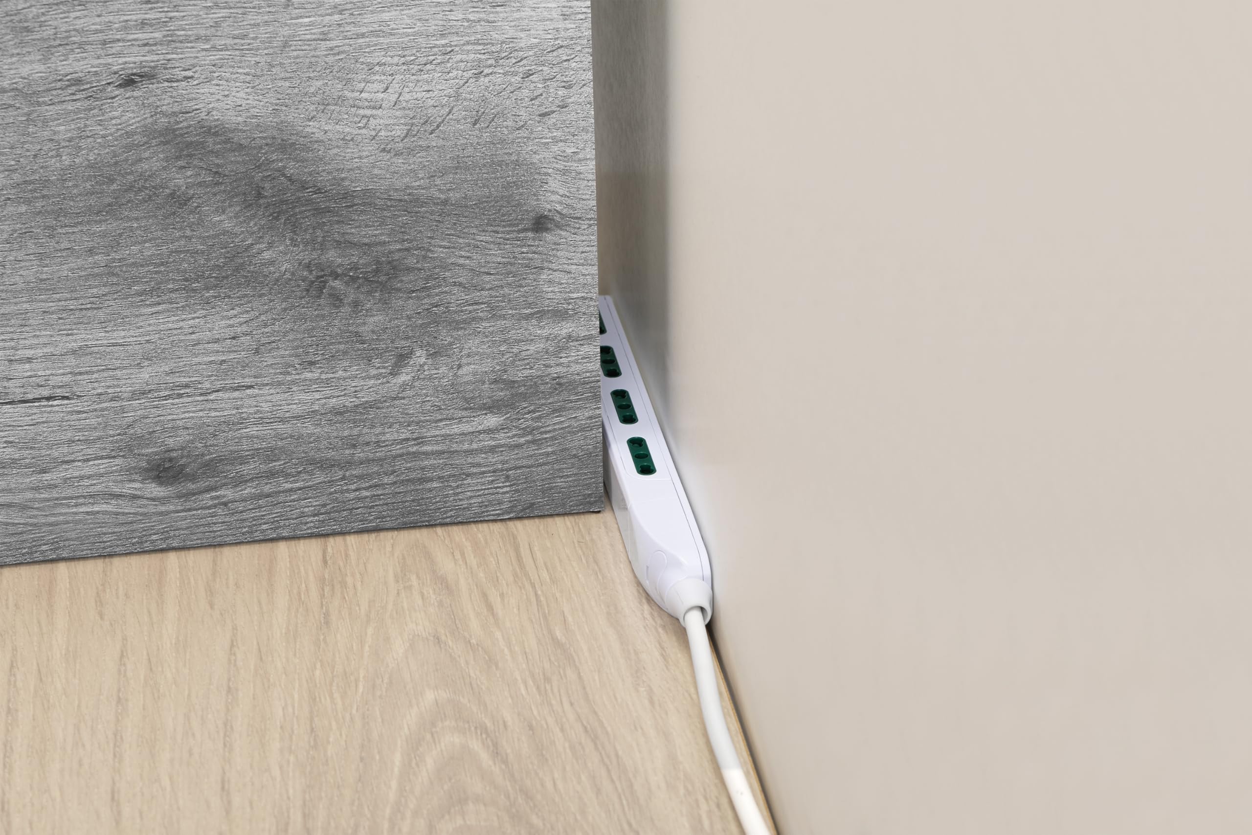 FANTON 47402 Multiprise SLIM 1,5 Mètres 3 Prises Bipasses, Interrupteur De Surcharge Avec Petite Prise CLOCK Utile Pour Les Endroits étroits, Derrière Les Meubles Et Les Tables De Chevet