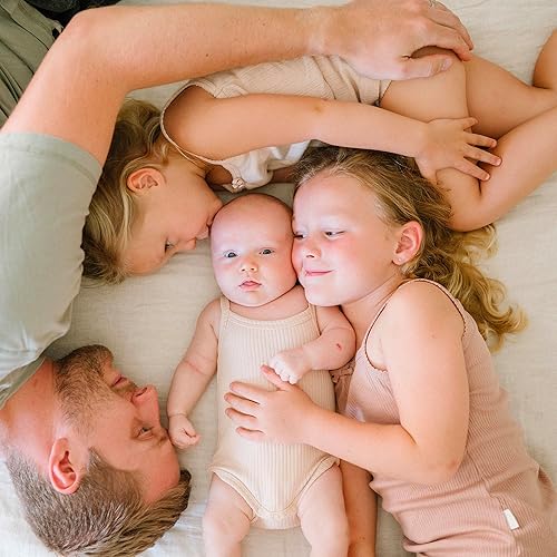 Miniatura 10 de Mustela Set de regalo para recién nacidos, productos esenciales para el cuidado de la piel y el baño para bebés, natural y a base de plantas, juego