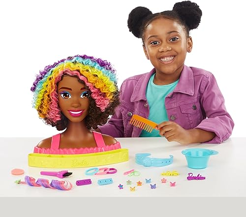 Miniatura 2 de Barbie Cabeza de muñeca totalmente peinada y más de 20 accesorios, revelación de color y piezas que cambian de color, cabello rizado marrón neón