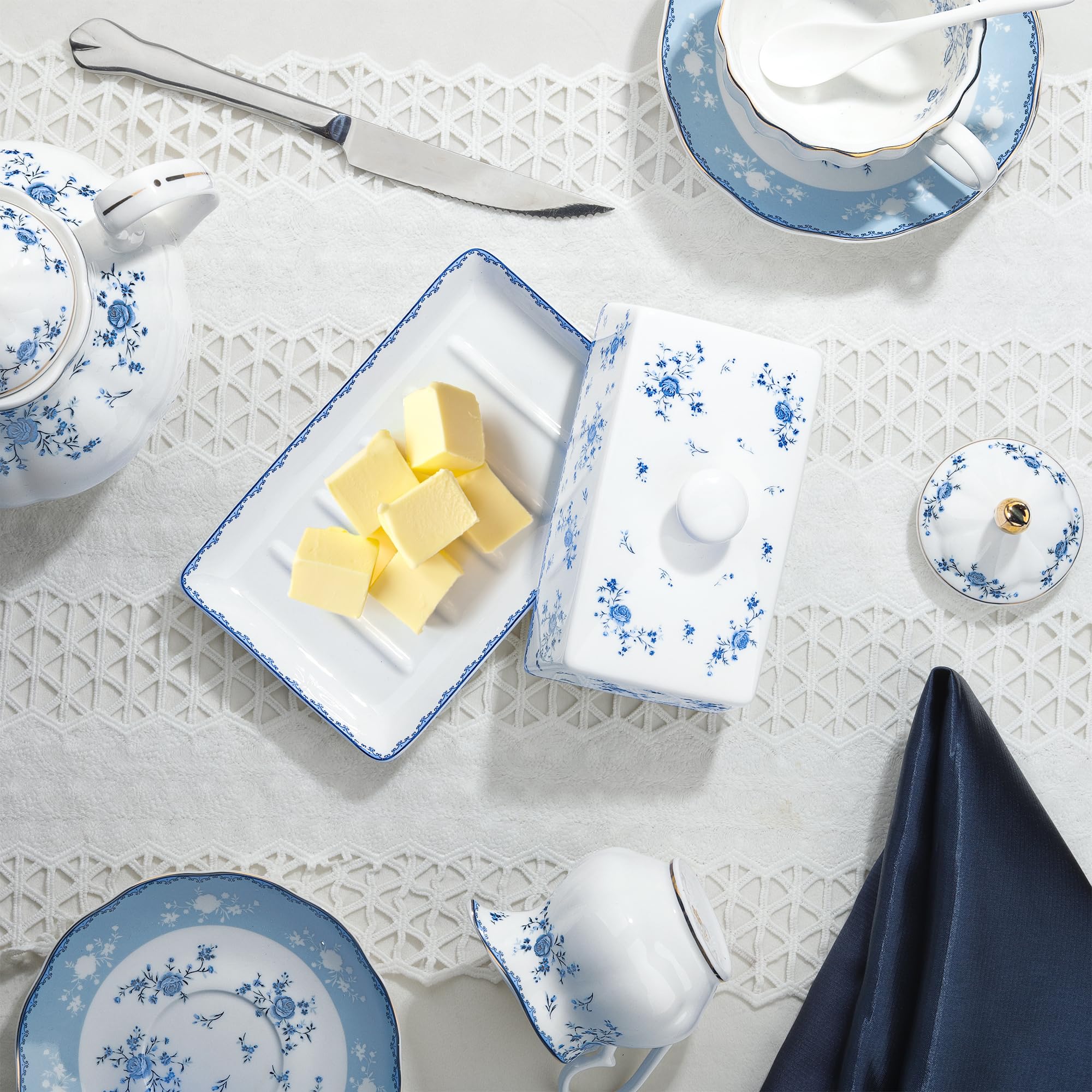 Fanquare mantequillera de porcelana con tapa, mantequilla cerámica elevada, platos cafetería y cocina azul y blanco (rosa azul)