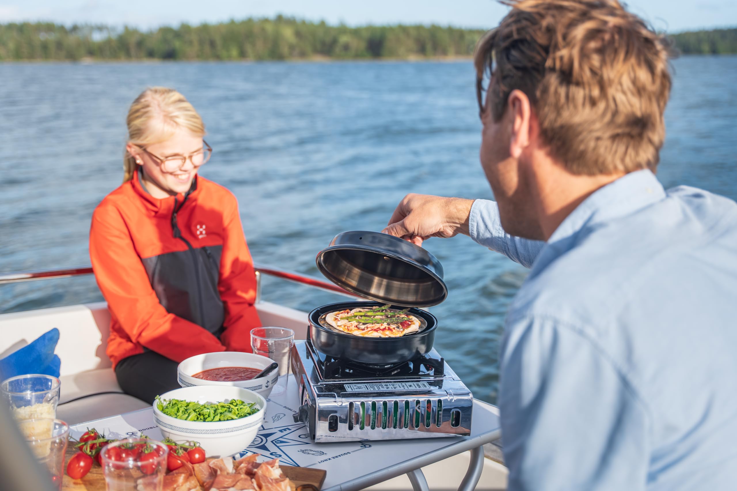 Omnia® Stovetop Pizza Oven – Tragbarer Pizzaofen für den Herd für Camping, Wohnmobil, Wohnwagen, Balkon und Boot – Mobiler Pizzaofen aus Edelstahl – Knusprige Pizza in 8 Minuten