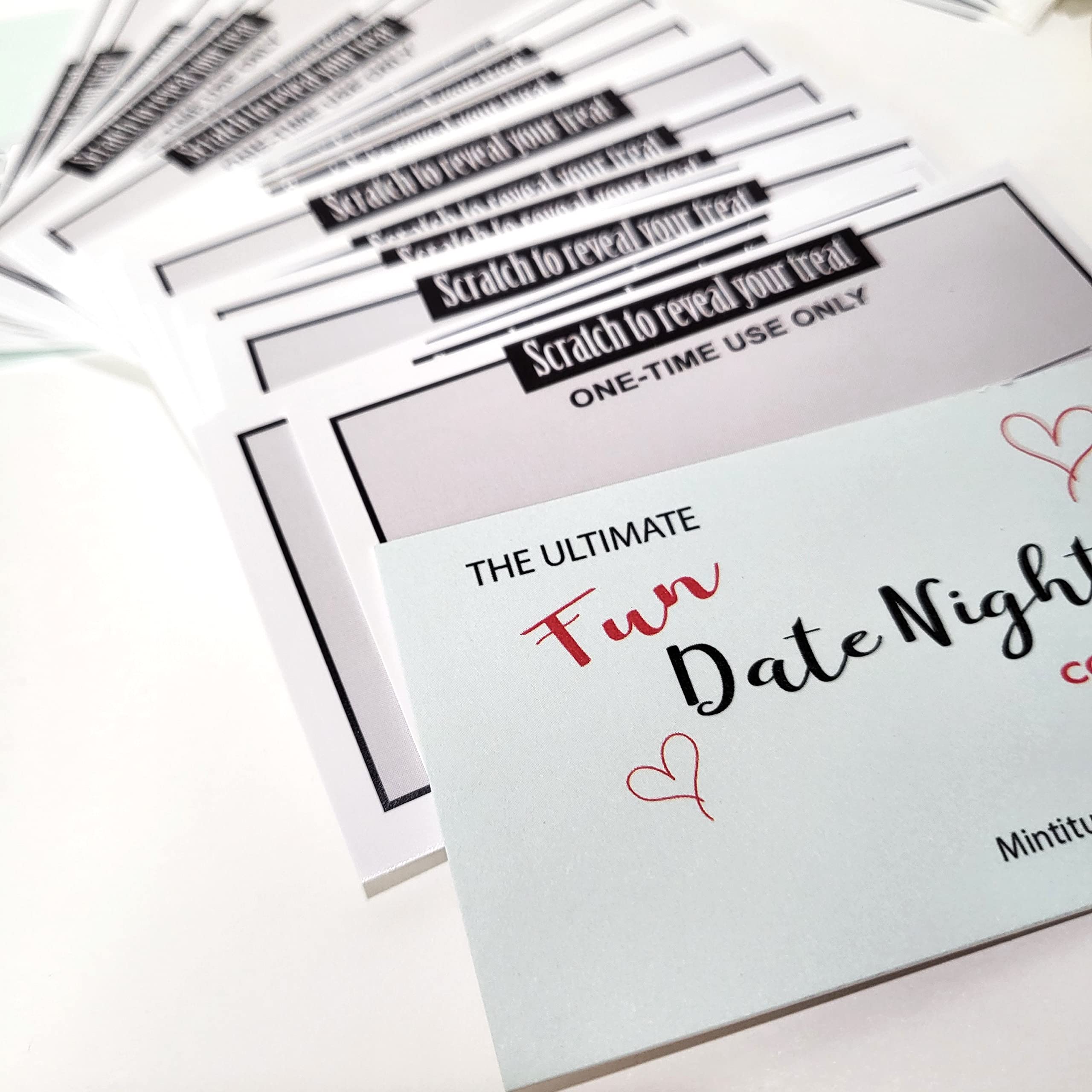 Mintitude Date Night Gutscheinbuch, Rubbelbuch, romantisches Paargeschenk, lustiges & spannendes Kartenspiel mit abenteuerlichen Date-Ideen für Paare (Datum Nacht)
