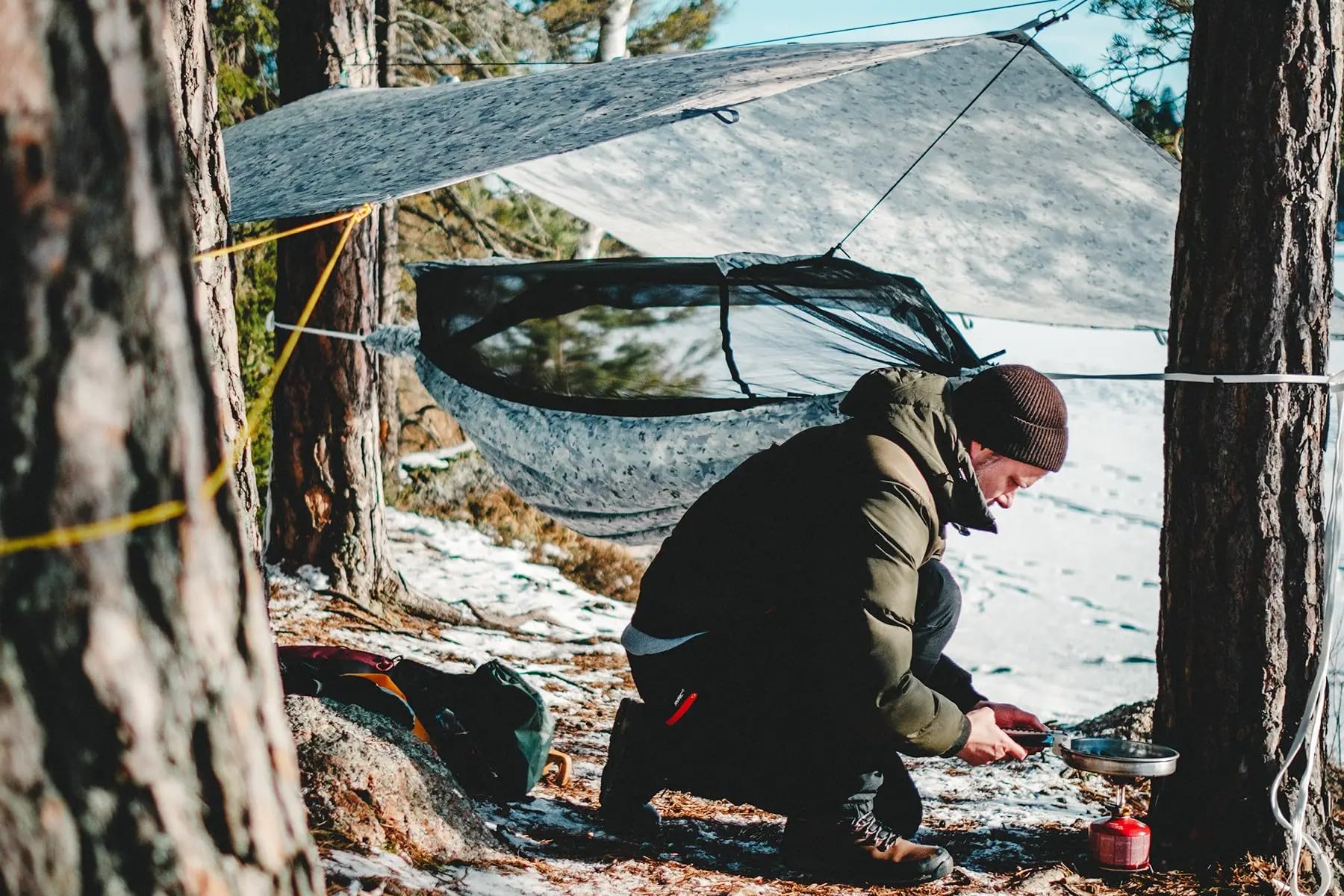 DD Hammocks Frontline Hammock - Winter MC: Amaca mimetica leggera con zanzariera per campeggio ed escursionismo