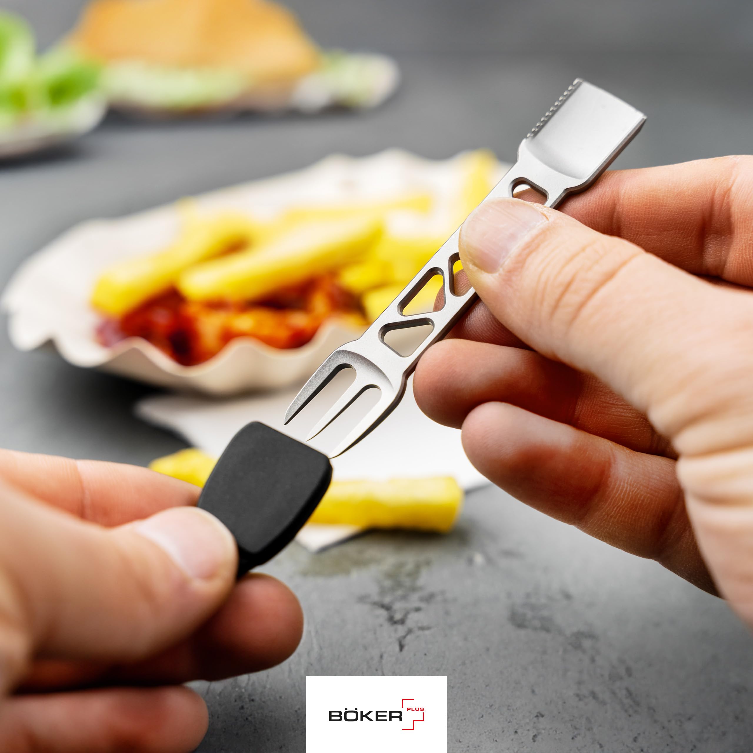 BÖKER PLUS® Metalbite - 3 in 1 Mini Camping Besteck Schlüsselanhänger - Multifunktion EDC Besteck mit Gabel, Löffel & Messer - Skelett Prybar mit Schaber - Pommes-Gabel & Pieker für unterwegs