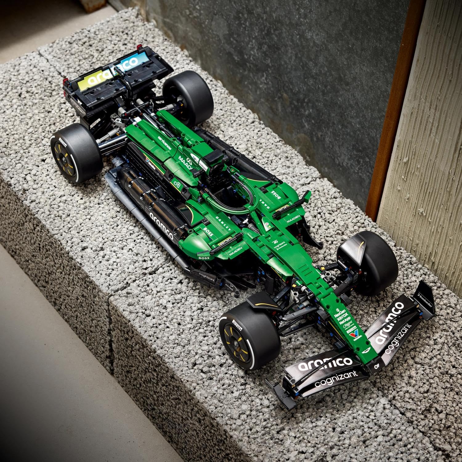 LEGO Technic Aston Martin Aramco AMR25 Formel 1 Rennwagen - Modellbau für Erwachsene - Rennauto mit V6-Motor, Differential & DRS-Aktivierung - Geschenkidee für Racing- & Motorsport Fans - 42240