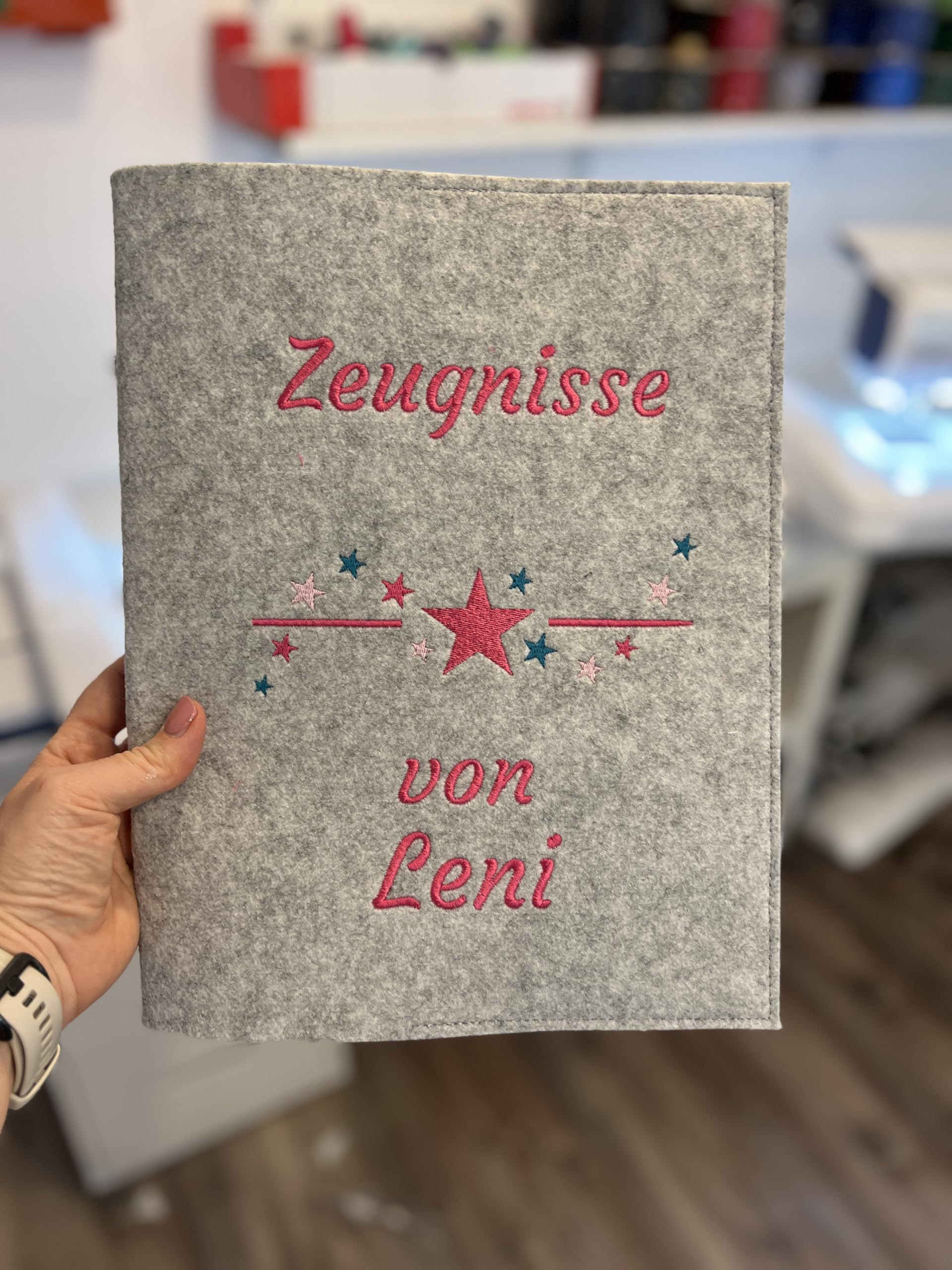 Generisch Personalisierte Zeugnismappe A4 aus Filz | Sternchen| hochwertig Bestickt | Schulkind | Geschenk | Schulstart | Zeugnisordner | Jungs und Mädchen