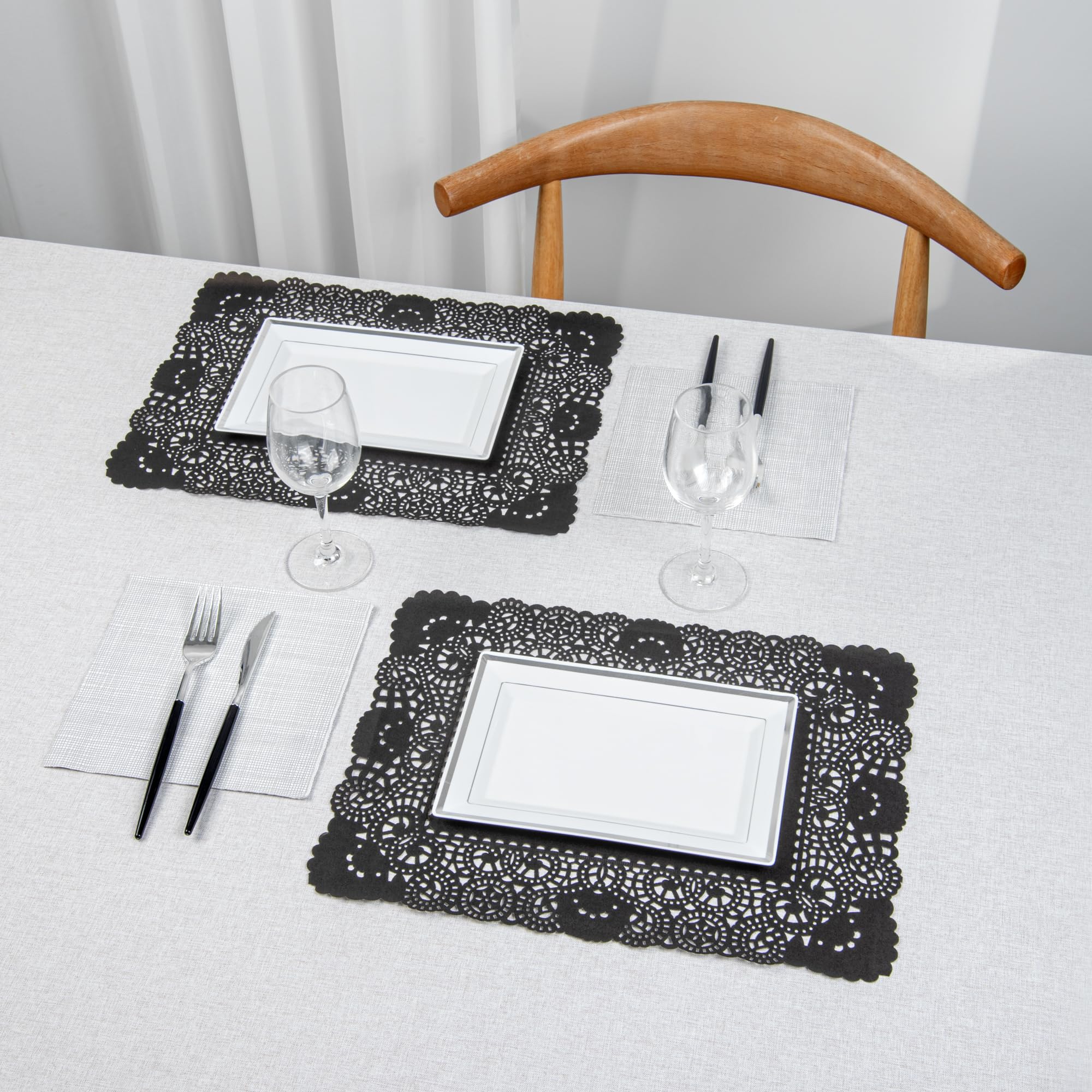 Restaurantware Pastry Tek - Tapetes de papel de encaje de 15.75 x 12 pulgadas, 100 tapetes rectangulares desechables para mesa, elegante acabado de encaje, de larga duración, papel negro, para