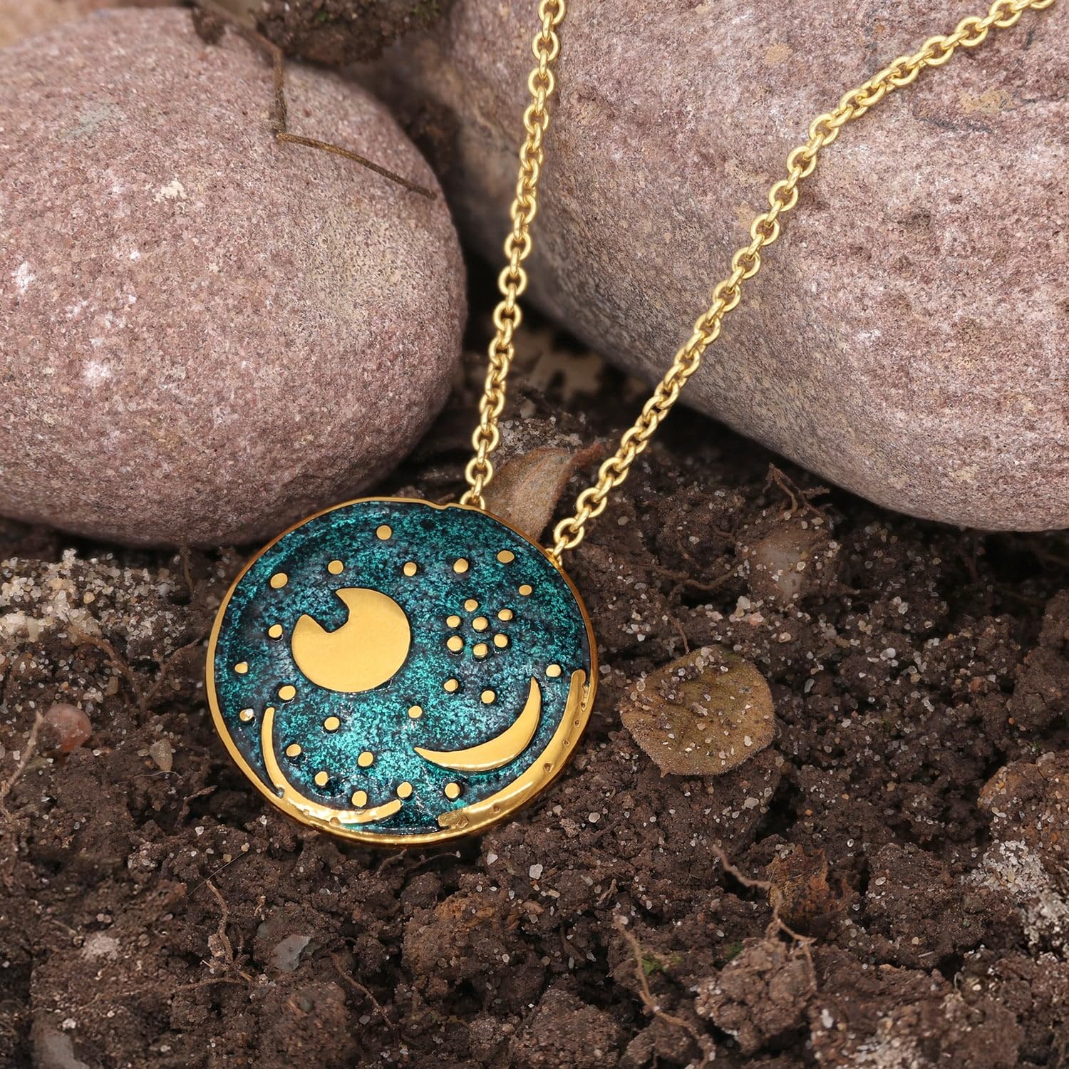 trendor Damen-Kette Himmelsscheibe von Nebra Silber grün/gold ⌀ 30 mm 21453 | modische Halskette mit Anhänger, Symbolschmuck für Frauen, Geschenk mit Bedeutung,