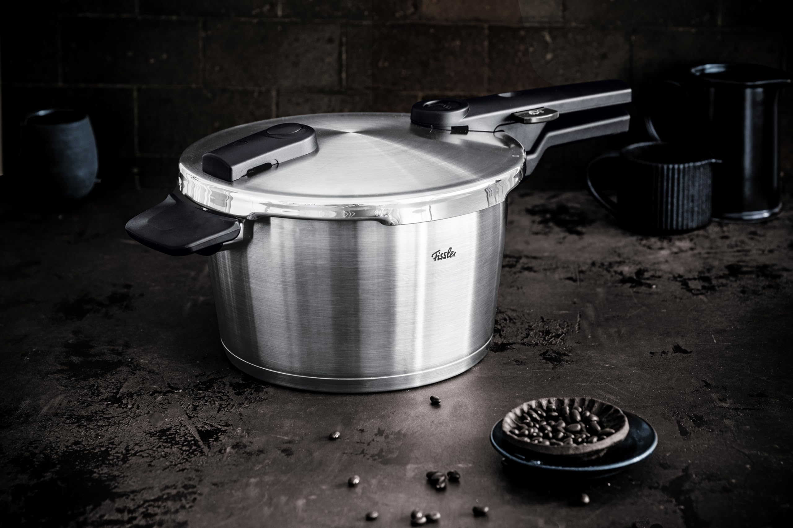 Fissler Vitaquick Premium szybkowar (10 l, Ø 26 cm) z wkładką, garnek do gotowania na parze ze stali nierdzewnej, 2 stopnie gotowania, Made in Germany - indukcja