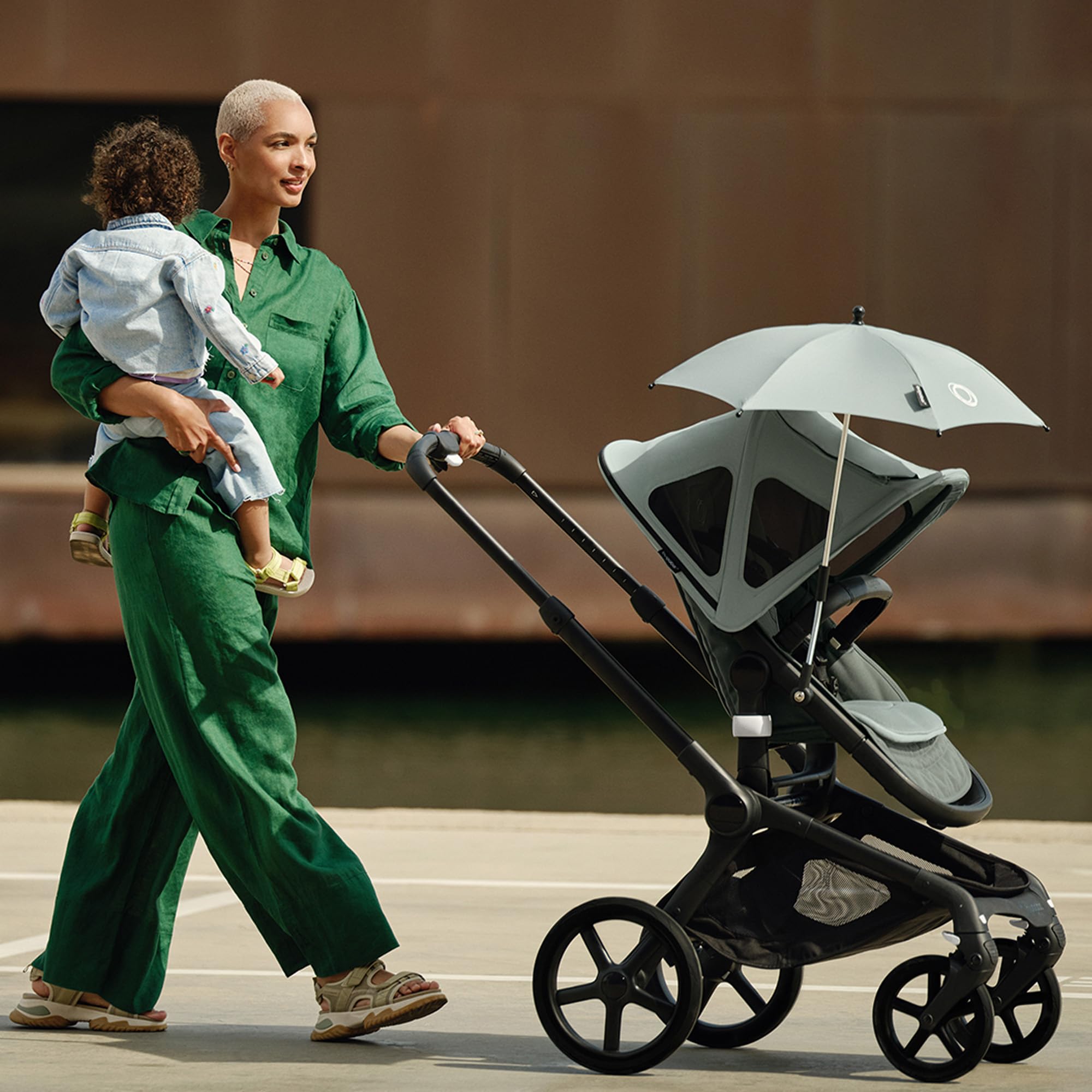 Bugaboo Parasol+, compatible avec toutes les poussettes Bugaboo en tissu avec protection UPF 50+ contre les rayons UV, connexion en un clic et mécanisme facilement réglable, Deep Indigo