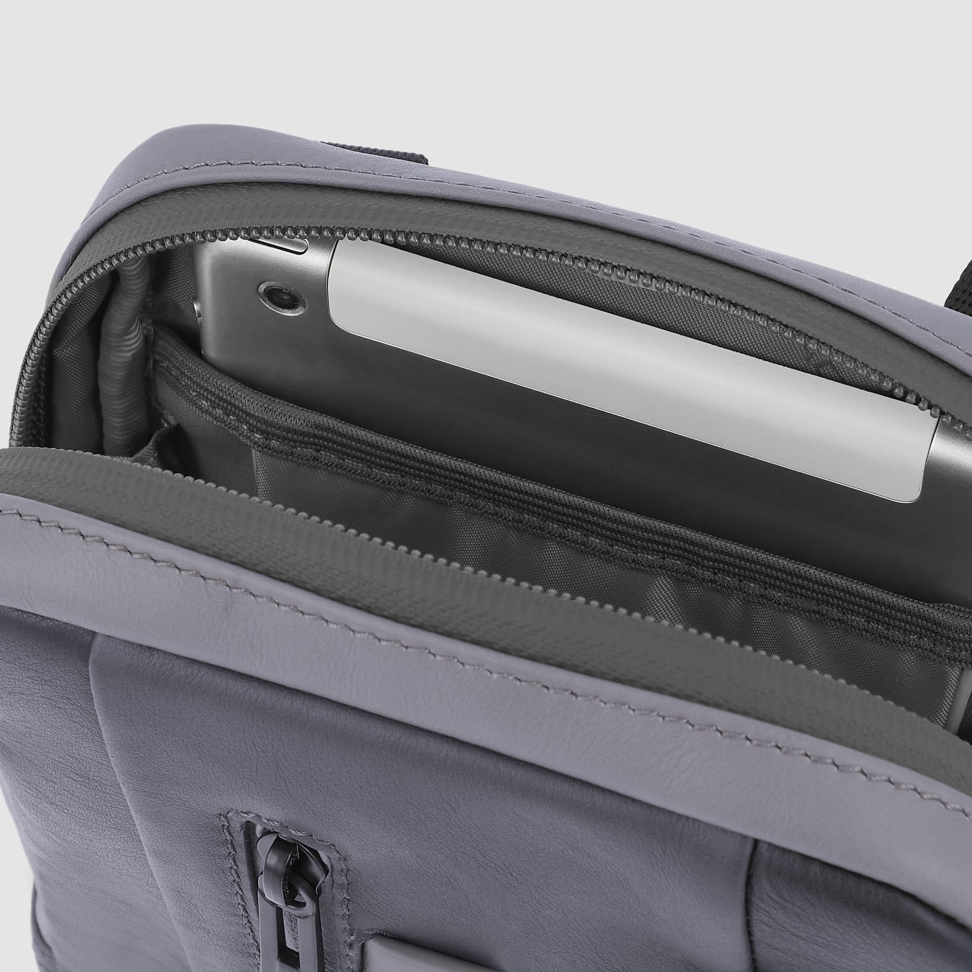 PIQUADRO Borsa in Pelle Porta iPad Mini con Passante per Auricolari, Linea Urban, Grigio CA3084UB00/GR
