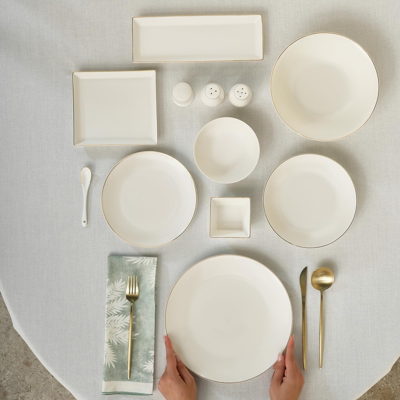 Karaca Bone China Donatella - Vajilla de 70 piezas para 12 personas, color dorado y blanco